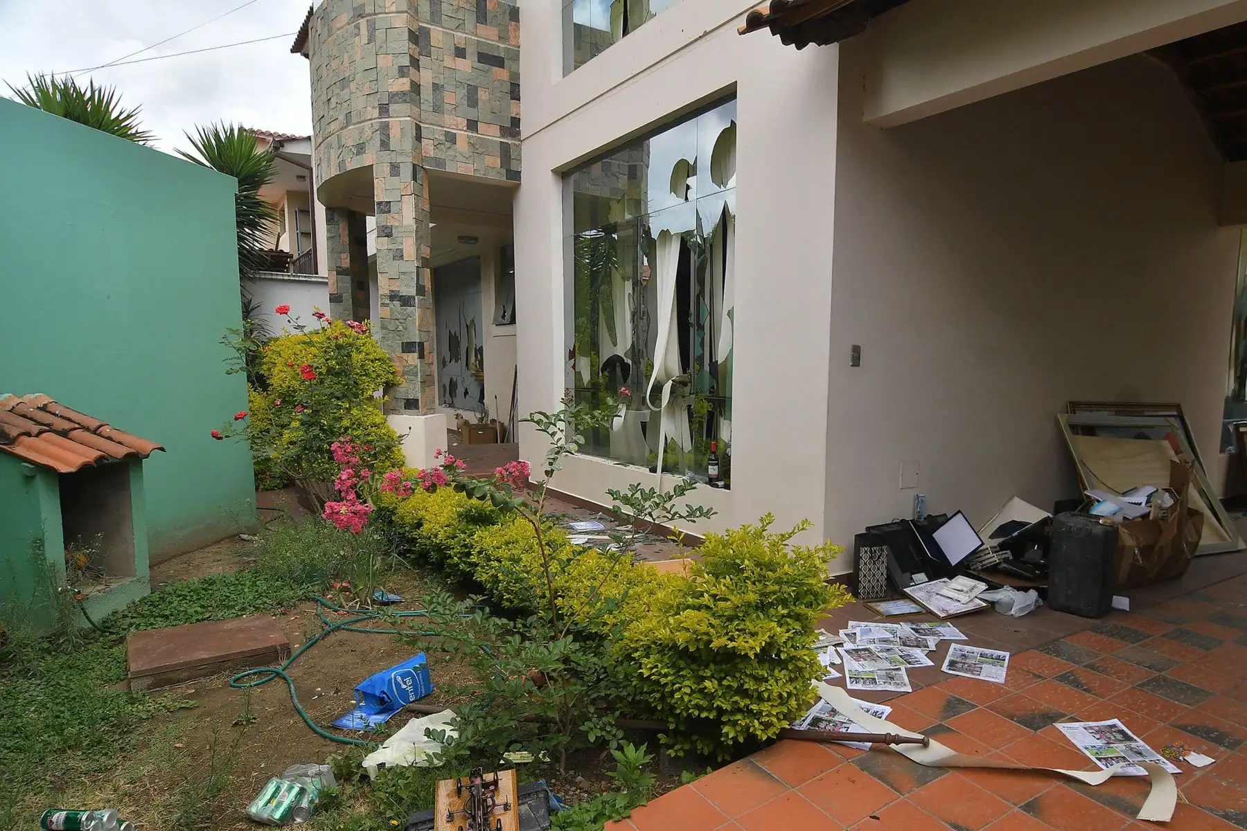 Fotografía que muestra la casa de Evo Morales en la ciudad de Cochabamba, donde fue saqueada y destrozada por manifestantes. 
Foto: EFE