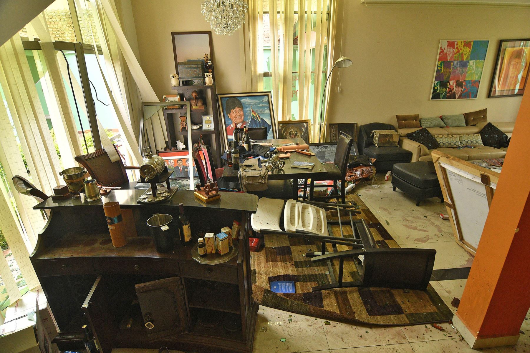 Fotografía que muestra la casa de Evo Morales en la ciudad de Cochabamba, donde fue saqueada y destrozada por manifestantes. 
Foto: EFE