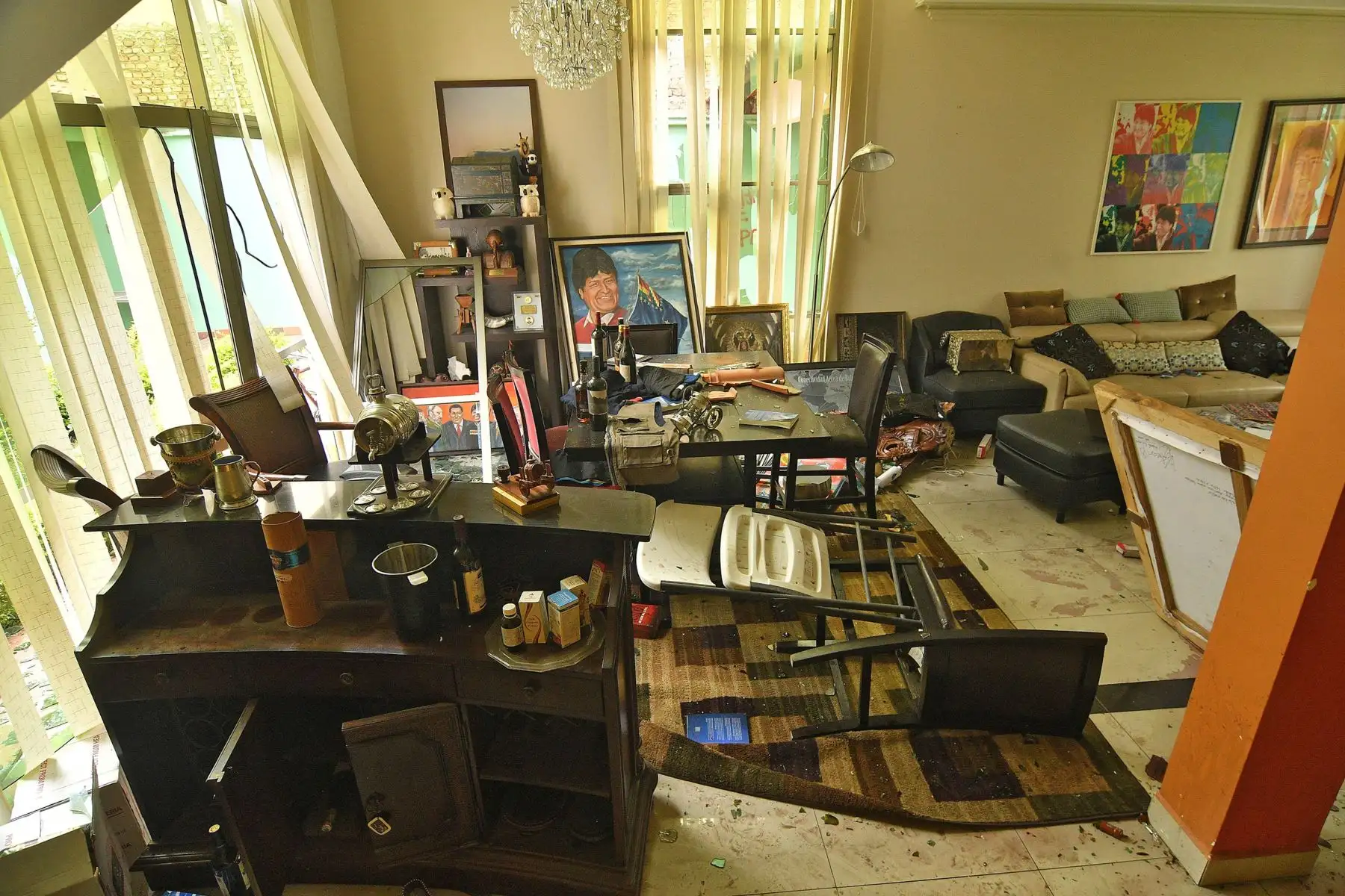 Fotografía que muestra la casa de Evo Morales en la ciudad de Cochabamba, donde fue saqueada y destrozada por manifestantes. 
Foto: EFE