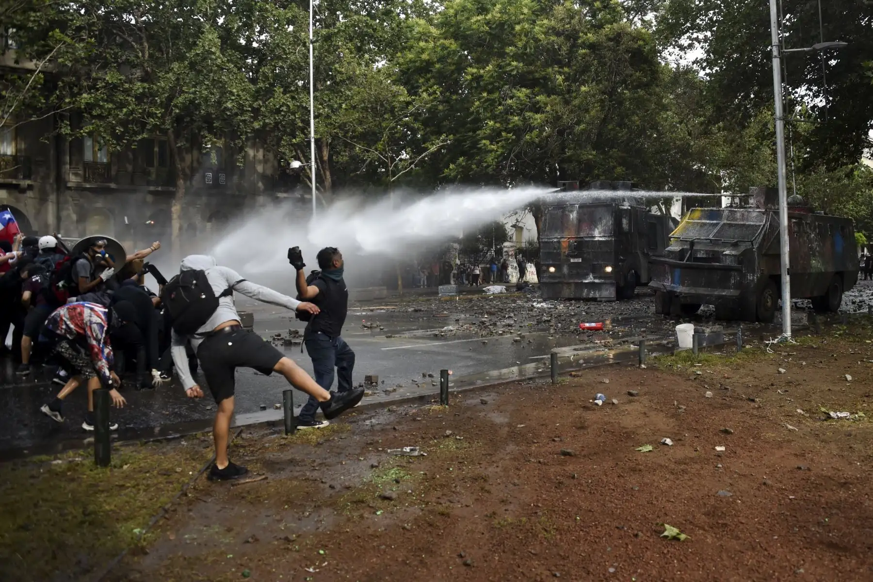 Los manifestantes se enfrentan con la policía antidisturbios en Santiago de Chile en la cuarta semana de protestas contra el gobierno del presidente chileno Sebastián Piñera.
Foto: AFP