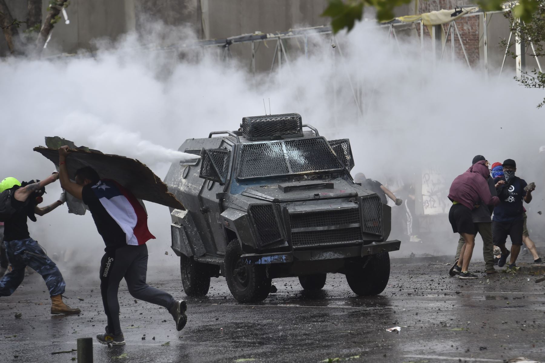 Los manifestantes se enfrentan con la policía antidisturbios en Santiago en la cuarta semana de protestas contra el gobierno del presidente chileno Sebastián Piñera.
Foto: AFP
