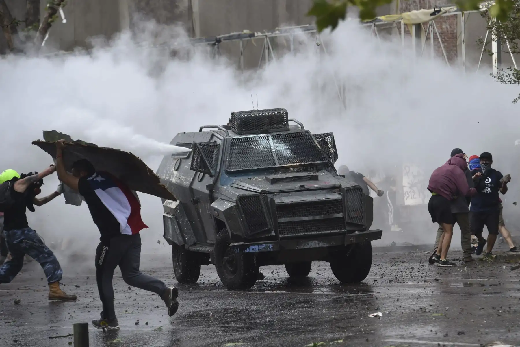 Los manifestantes se enfrentan con la policía antidisturbios en Santiago en la cuarta semana de protestas contra el gobierno del presidente chileno Sebastián Piñera.
Foto: AFP