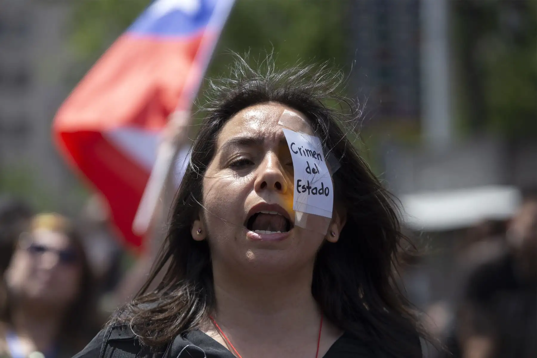 Una maestra con los ojos tapados leyendo "Delitos estatales" protesta en Santiago durante la cuarta semana de protestas contra el gobierno del presidente chileno Sebastián Piñera.
Foto:AFP