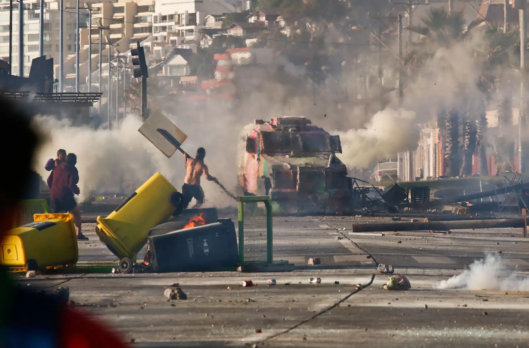 Los manifestantes se enfrentan con la policía antidisturbios durante una protesta contra el gobierno del presidente chileno Sebastián Piñera en  Viña del Mar, a unos 120 km al oeste de Santiago.
Foto: AFP