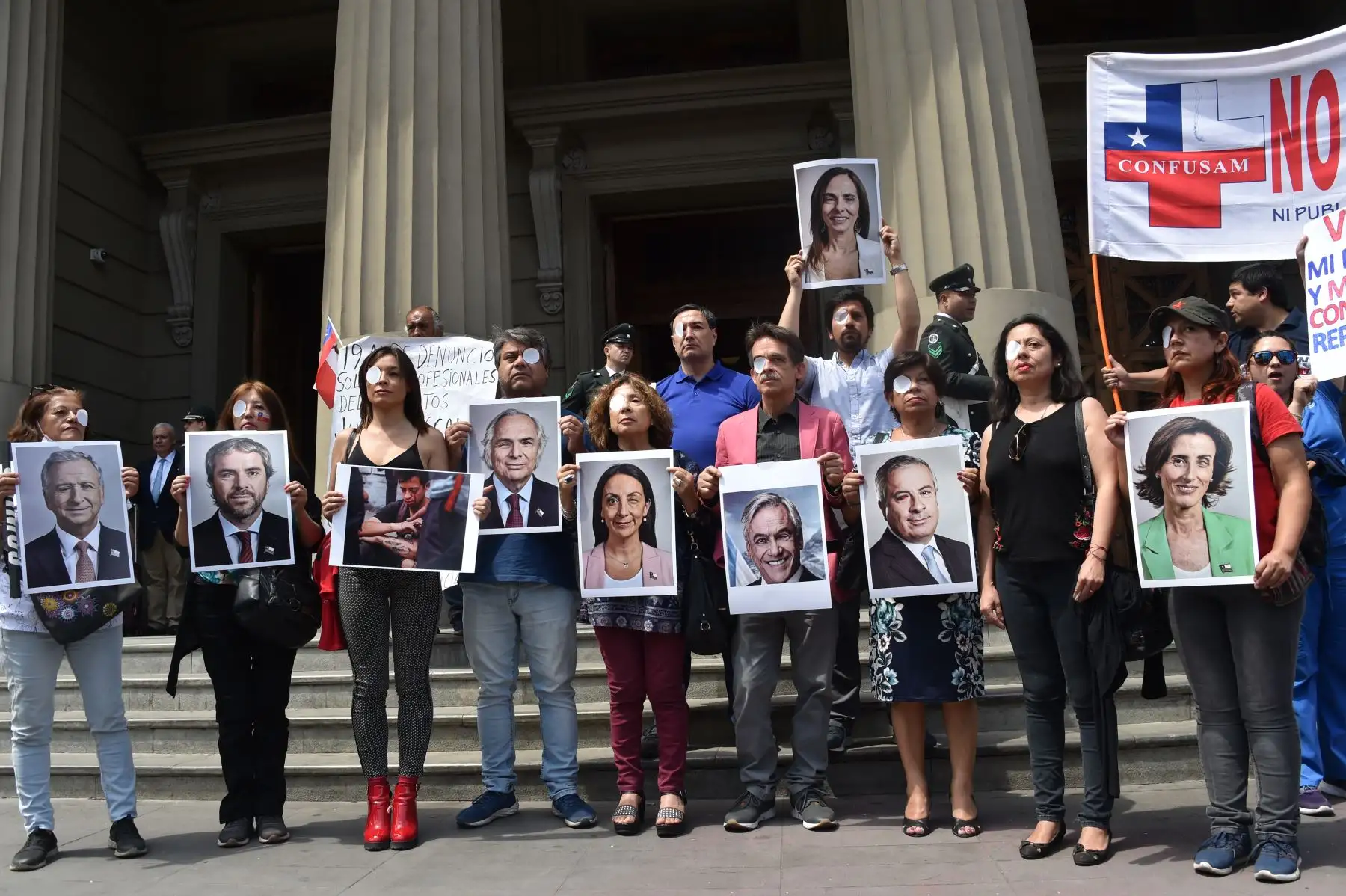 Los trabajadores de la salud protestan con retratos de ministros chilenos y de un manifestante al que le llegó un ojo de policía en la cuarta semana de protestas contra el gobierno del presidente chileno, Sebastián Piñera.
Foto: AFP
