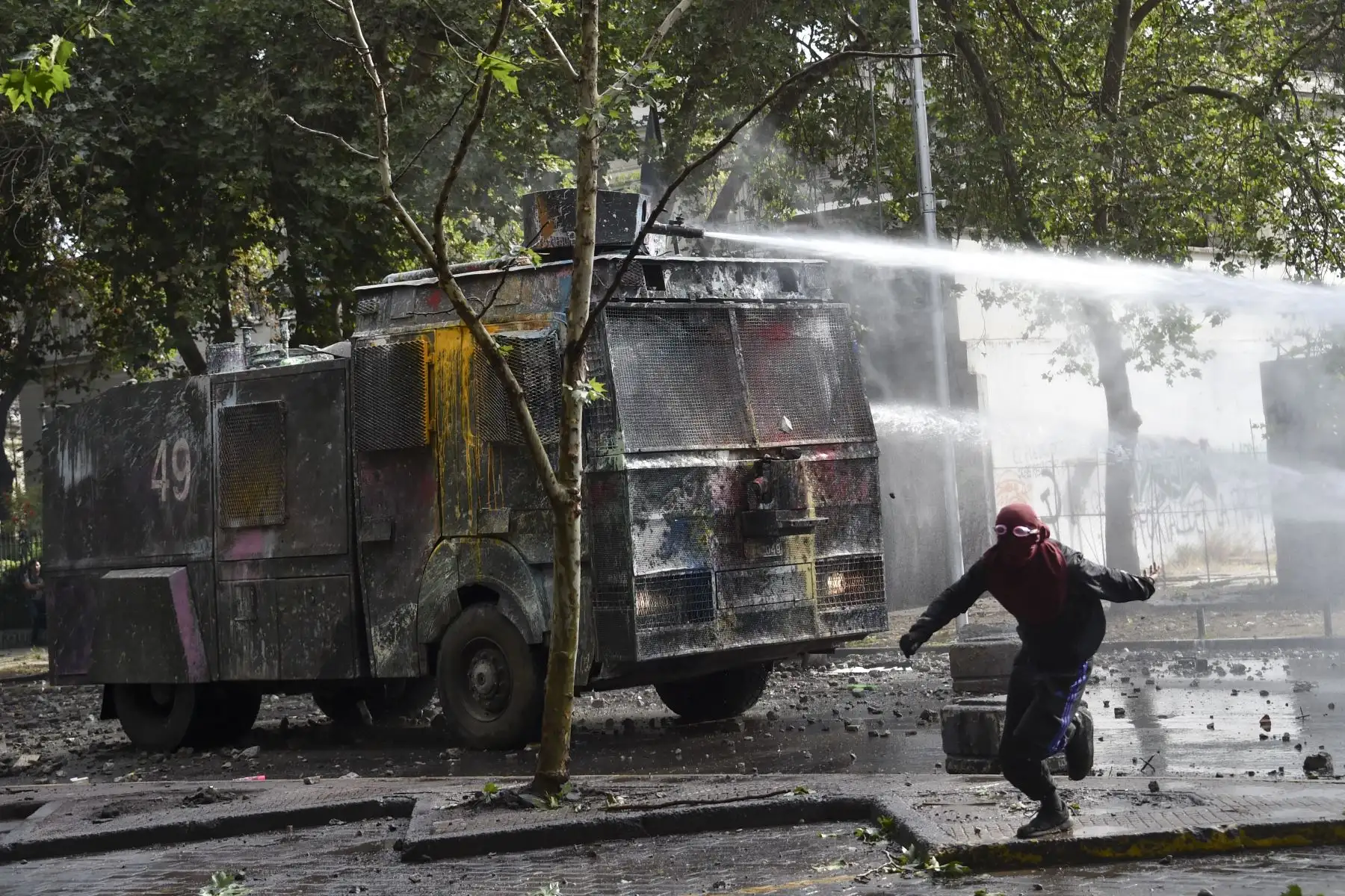 La policía antidisturbios rocía agua para dispersar a los manifestantes en Santiago en la cuarta semana de protestas contra el gobierno del presidente chileno Sebastián Piñera.
Foto: AFP