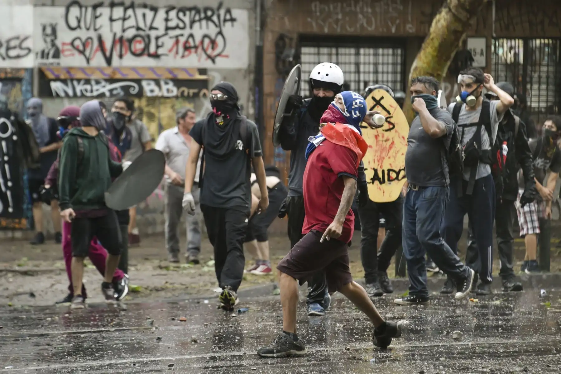 Los manifestantes se enfrentan con la policía antidisturbios en Santiago en la cuarta semana de protestas contra el gobierno del presidente chileno Sebastián Piñera.
Foto: AFP