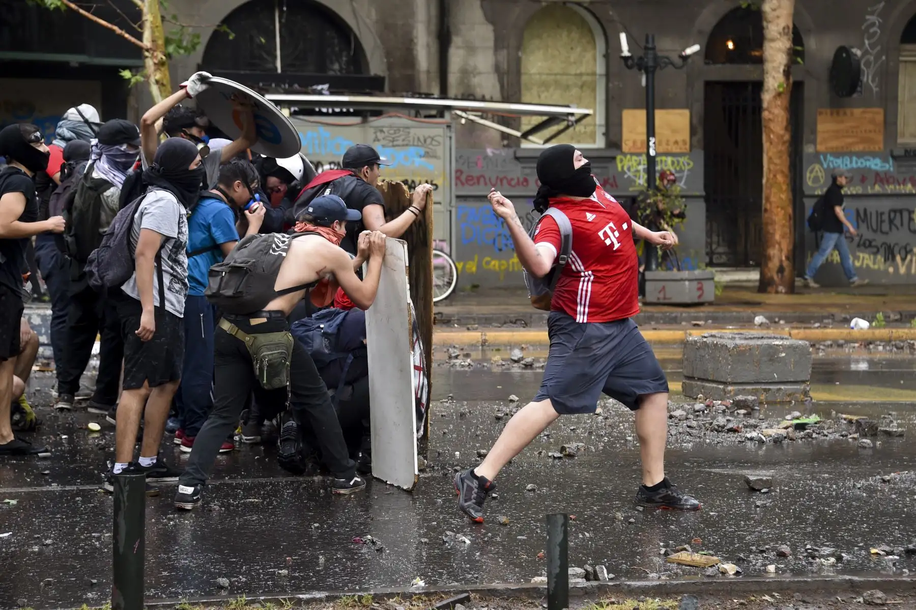 Los manifestantes se enfrentan con la policía antidisturbios en Santiago en la cuarta semana de protestas contra el gobierno del presidente chileno Sebastián Piñera.
Foto: AFP