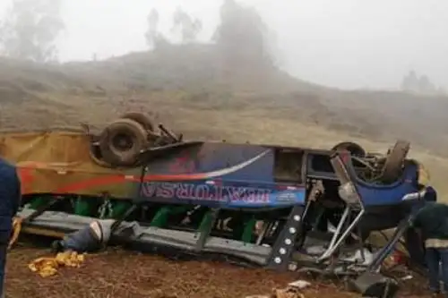 Un bus de transporte interprovincial de pasajeros que cubría la ruta Callanca-Trujillo se despistó esta mañana y cayó a un abismo de 300 metros, lo que ocasionó la muerte de al menos once personas y dejó heridas a más de doce pasajeros. Foto: Facebook/Otuzco Digital