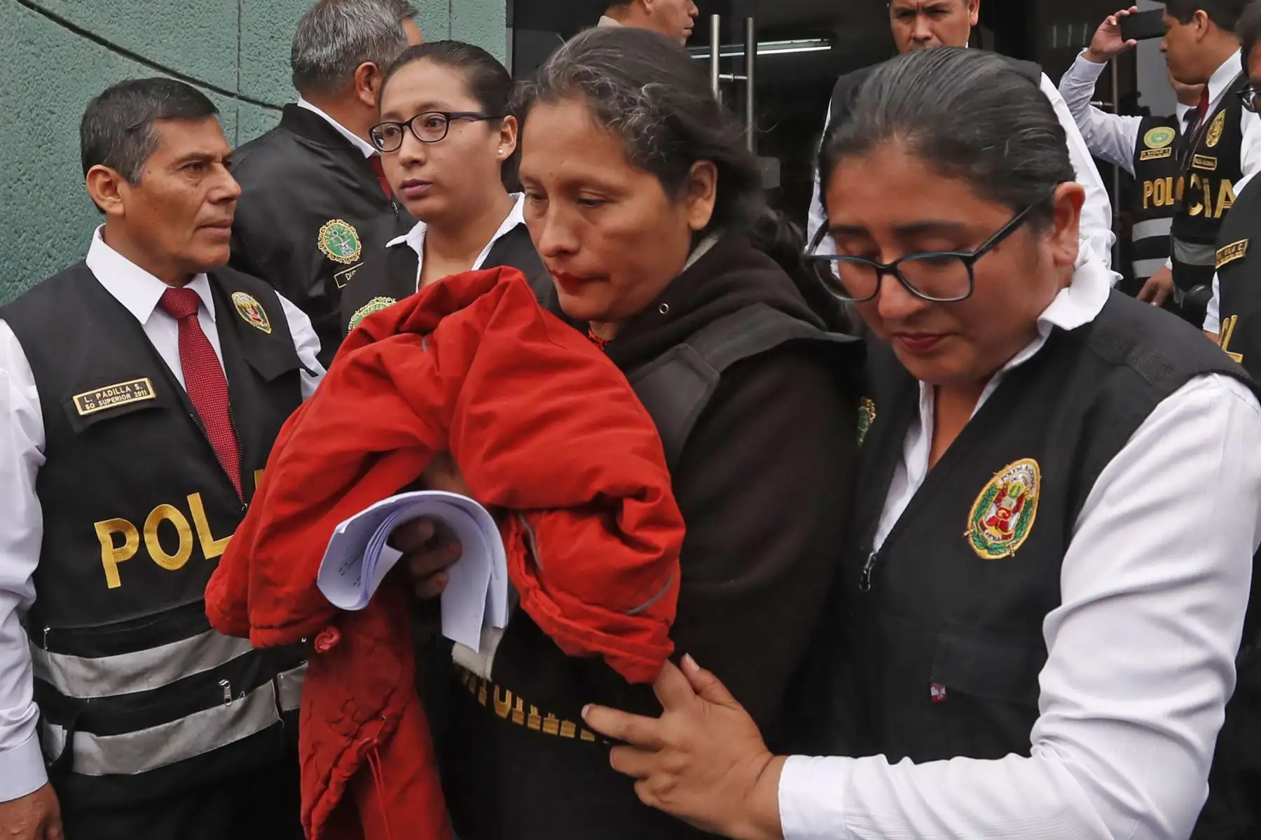 Pilar López y Araceli Oropeza, madre y hermana de Gerald Oropeza, son trasladadas de la sede de Requisitorias. Foto: ANDINA/ Renato Pajuelo
