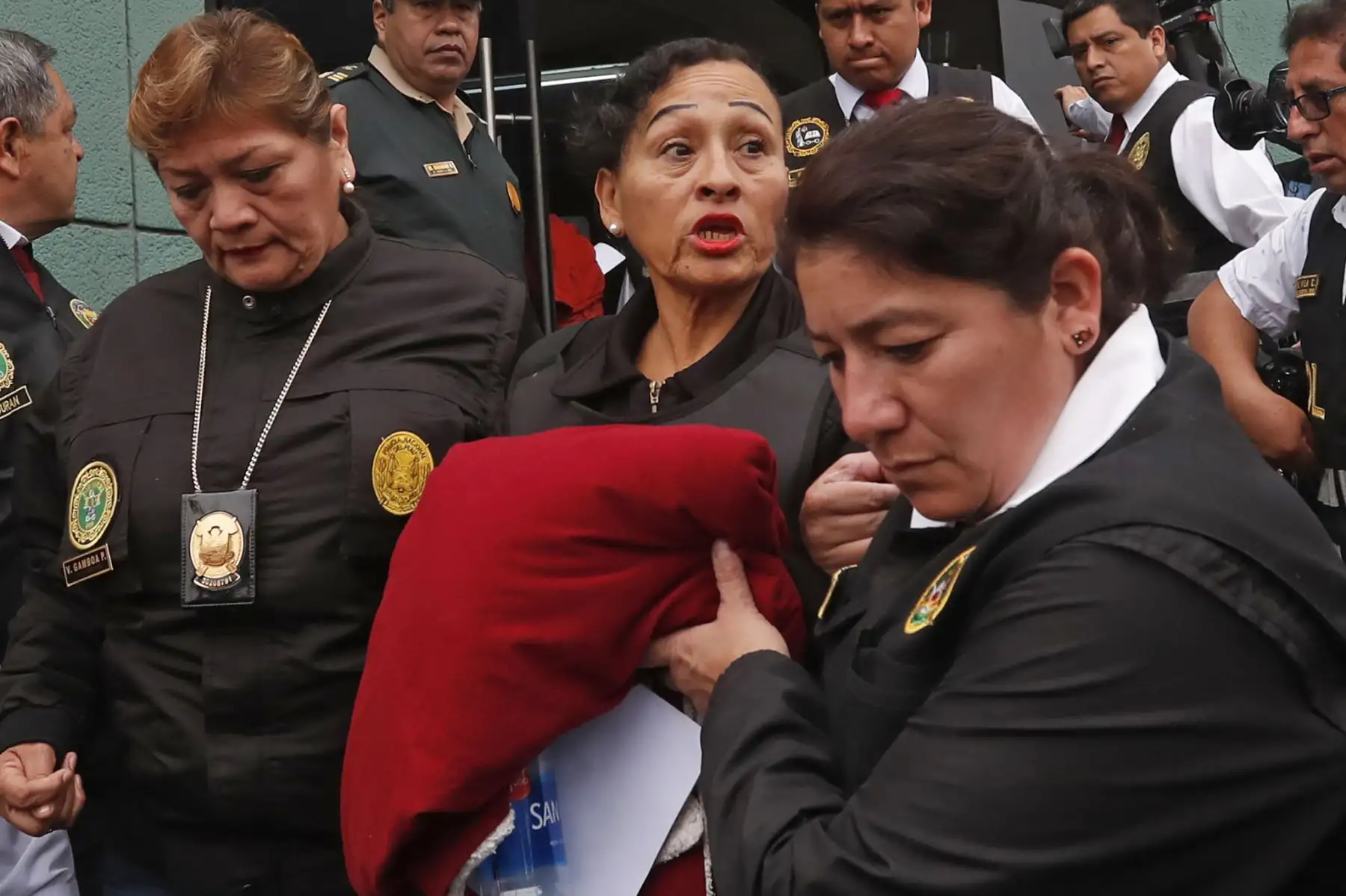 Pilar López y Araceli Oropeza, madre y hermana de Gerald Oropeza, son trasladadas de la sede de Requisitorias. Foto: ANDINA/ Renato Pajuelo