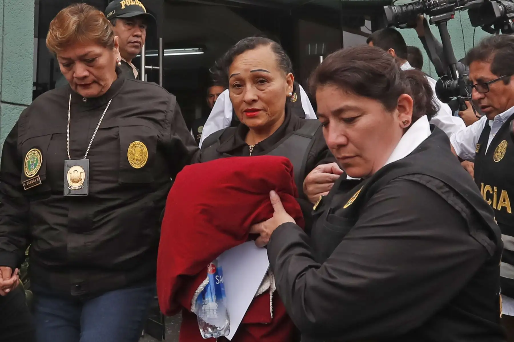 Pilar López y Araceli Oropeza, madre y hermana de Gerald Oropeza, son trasladadas de la sede de Requisitorias. Foto: ANDINA/ Renato Pajuelo