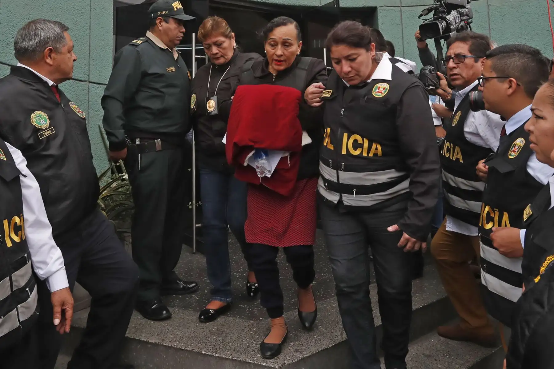 Pilar López y Araceli Oropeza, madre y hermana de Gerald Oropeza, son trasladadas de la sede de Requisitorias. Foto: ANDINA/ Renato Pajuelo