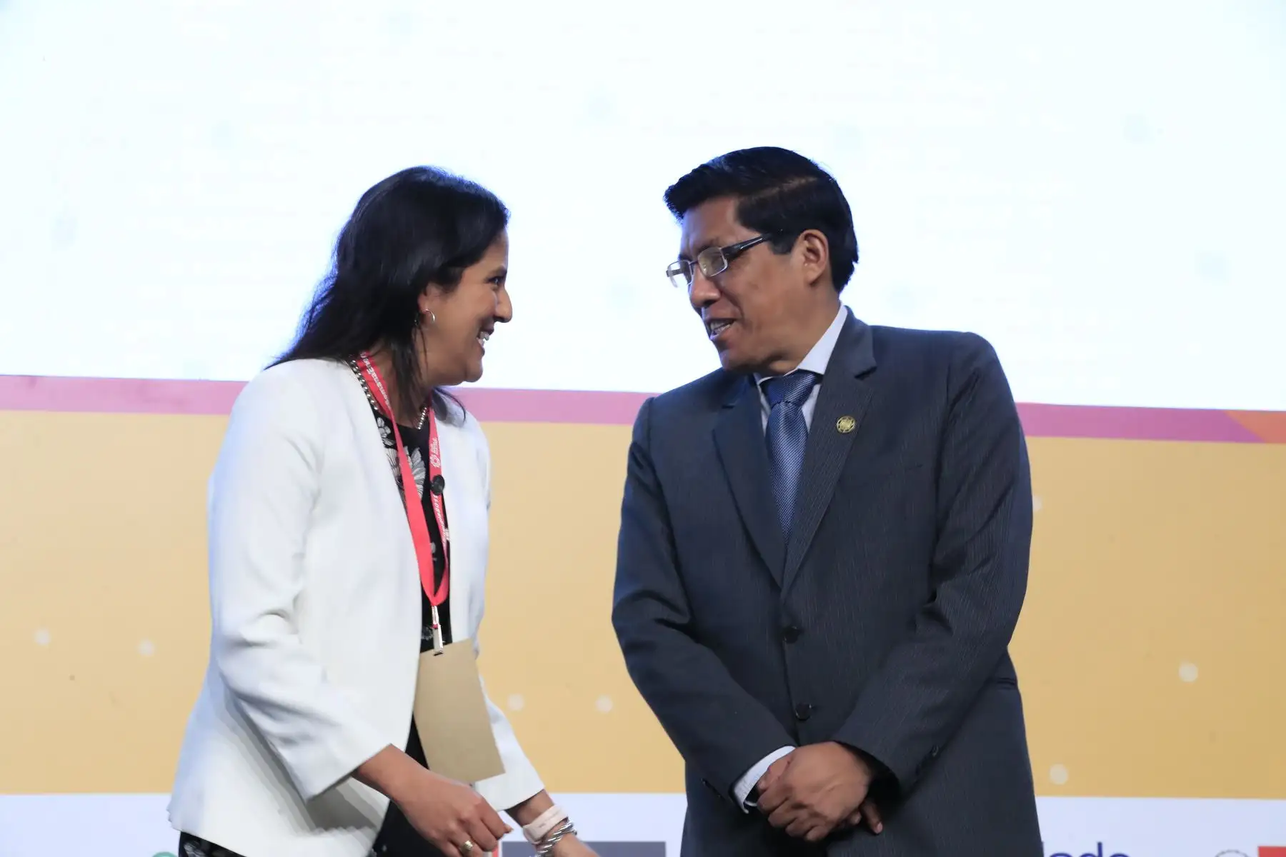 Viceministra de Electricidad, Patricia Elliot, y presidente del Consejo de Ministros, Vicente Zeballos. ANDINA/Juan Carlos Guzmán