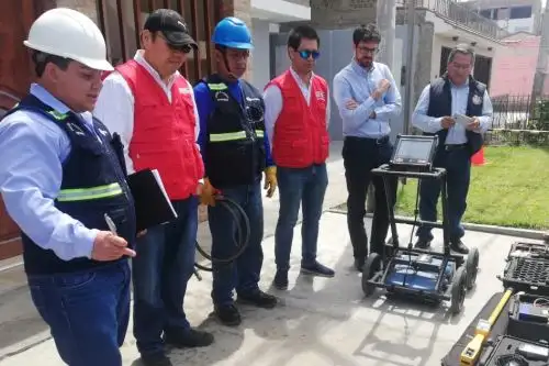 El viceministro de Construcción y Saneamiento, Julio Kosaka, realizó una visita de supervisión al avance de estudios del proyecto de la Planta de Tratamiento de Aguas Residuales de Chimbote.