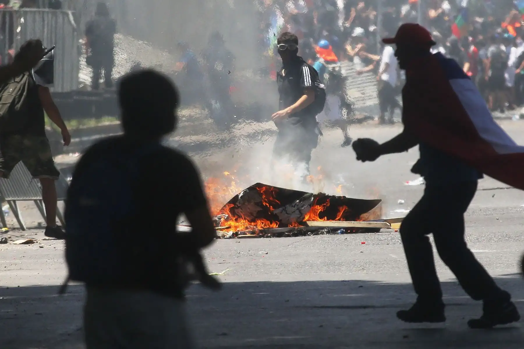 Un grupo de encapuchados se enfrenta a la policía, durante otra jornada de protestas, en Santiago de Chile.
Foto: EFE