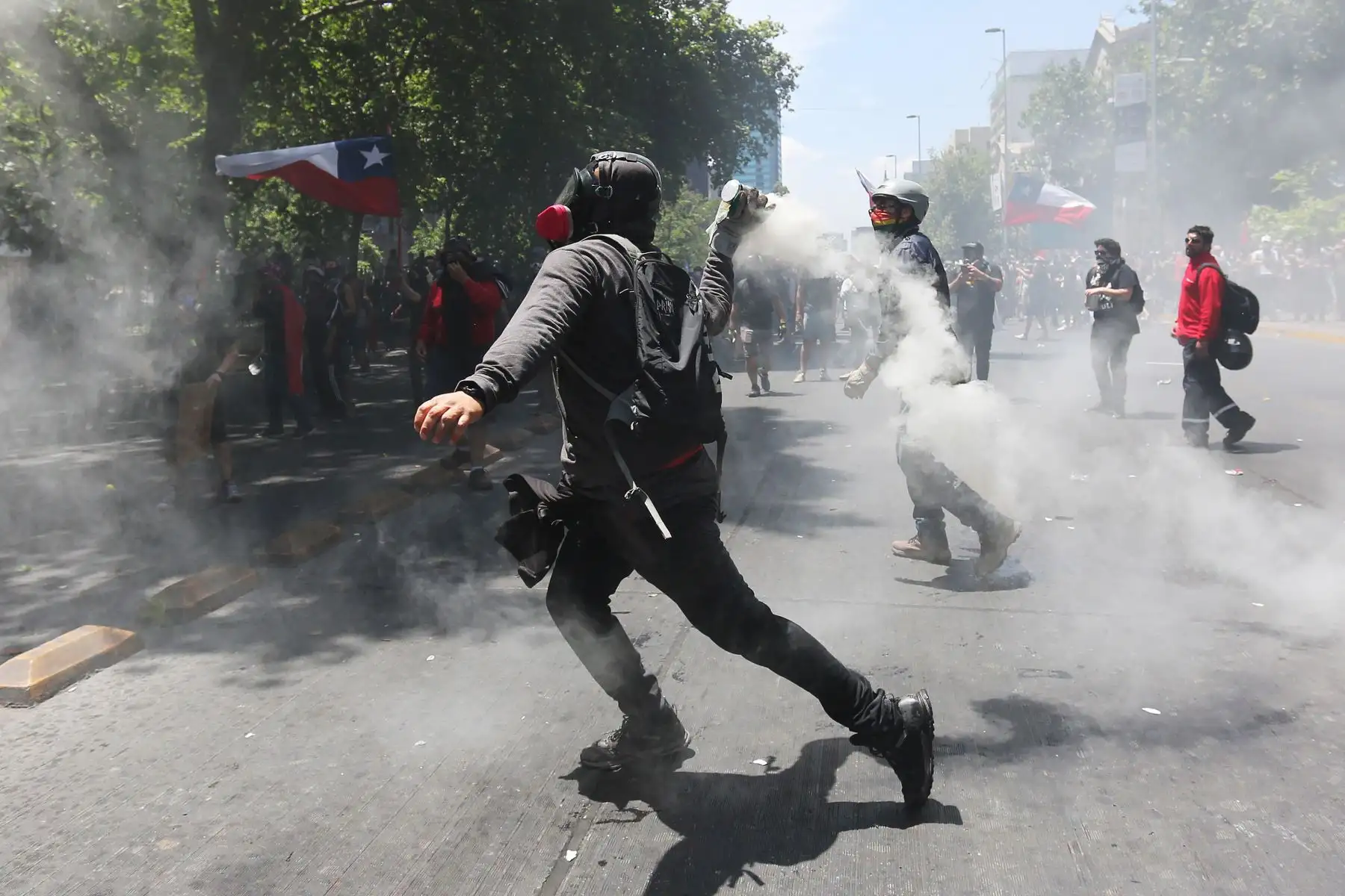 Un grupo de encapuchados se enfrenta a la policía , durante otra jornada de protestas, en Santiago de Chile.
Foto: EFE