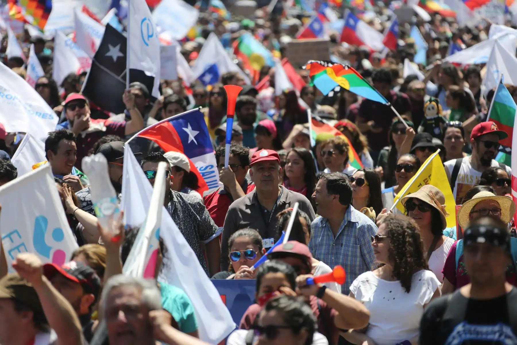 Manifestantes participan en una marcha, durante otra jornada de protestas en Santiago de Chile.
Foto: EFE