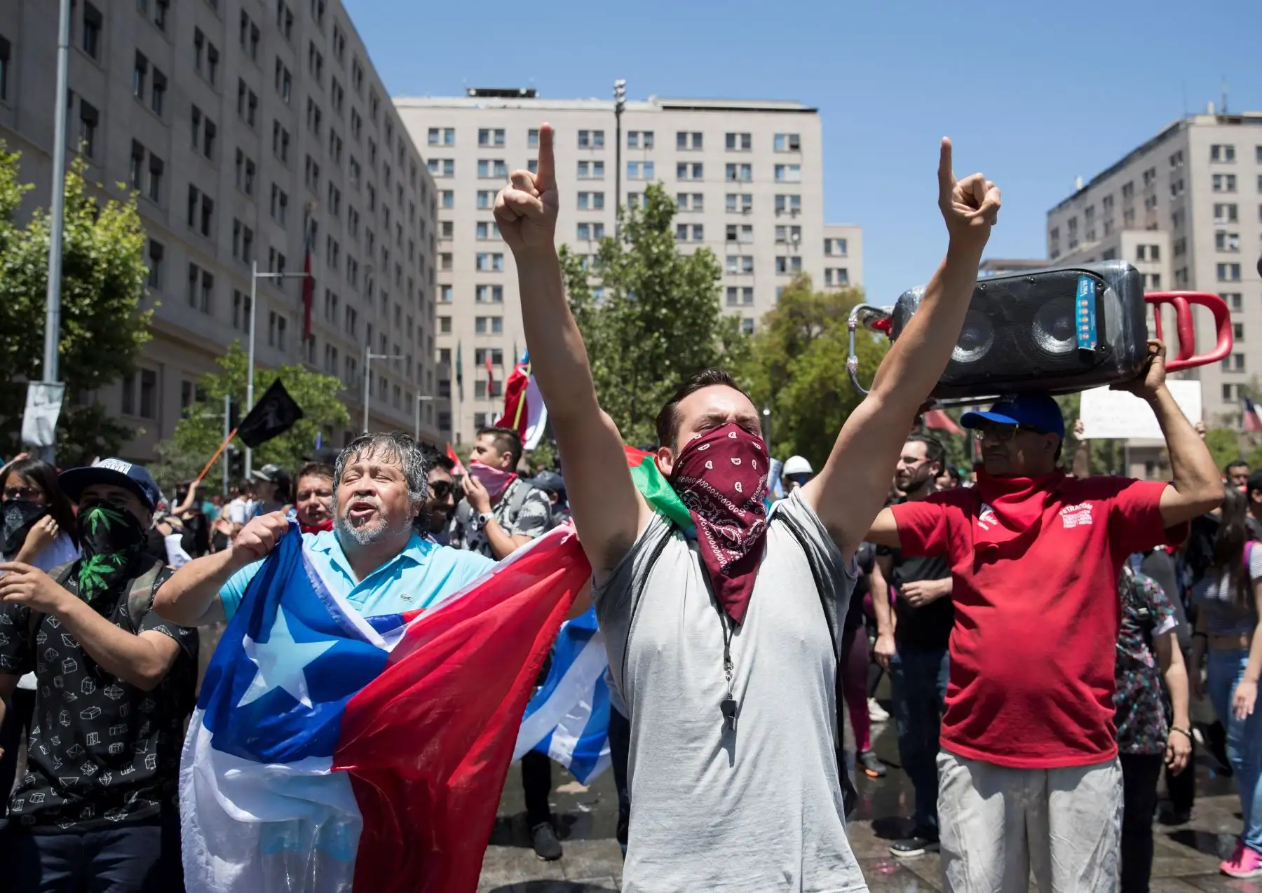 Miles de personas marchan este martes durante otra jornada de protestas en Santiago.
Foto: EFE