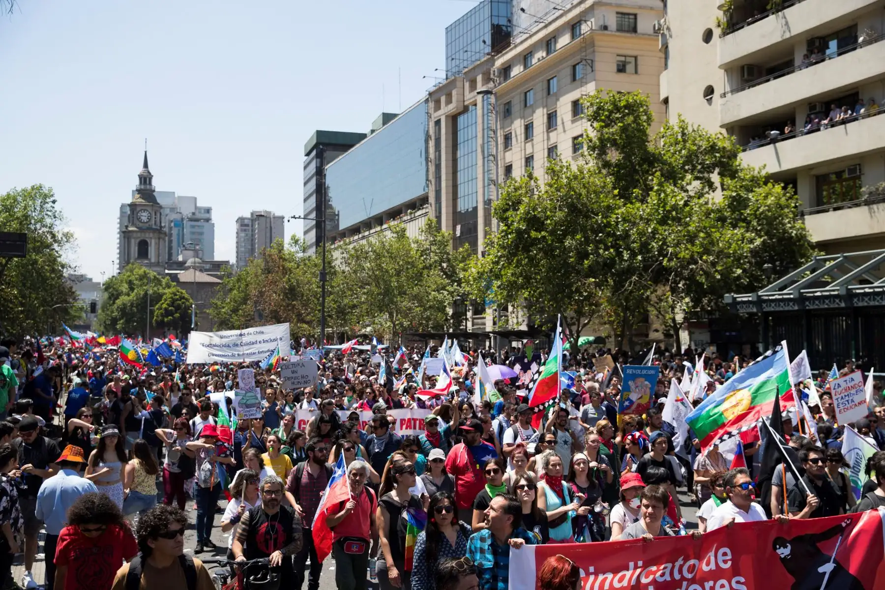 Miles de personas marchan este martes durante otra jornada de protestas en Santiago de Chile. 
Foto: EFE