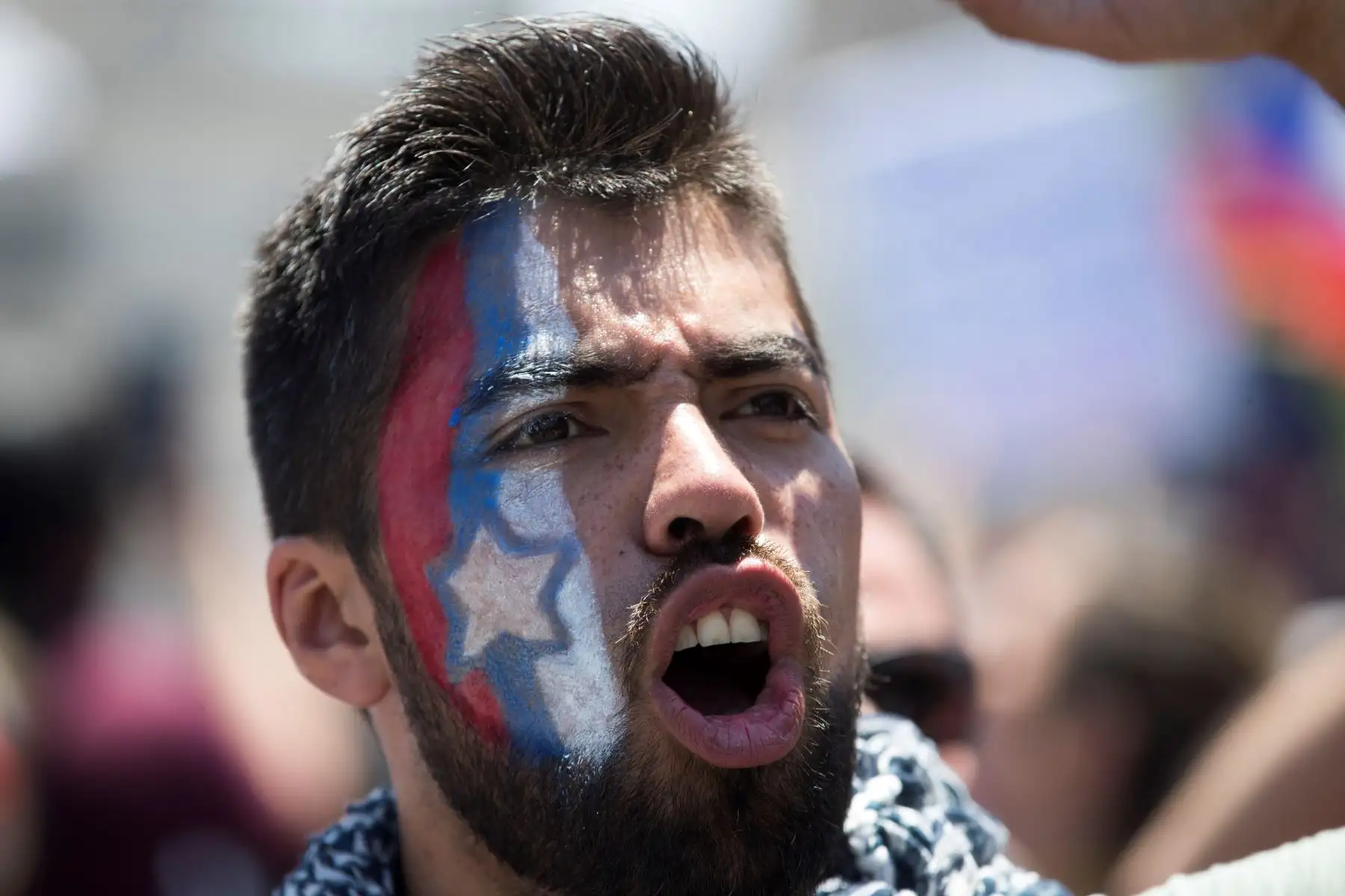 Miles de personas marchan durante otra jornada de protestas, en Santiago de Chile. 
Foto: EFE