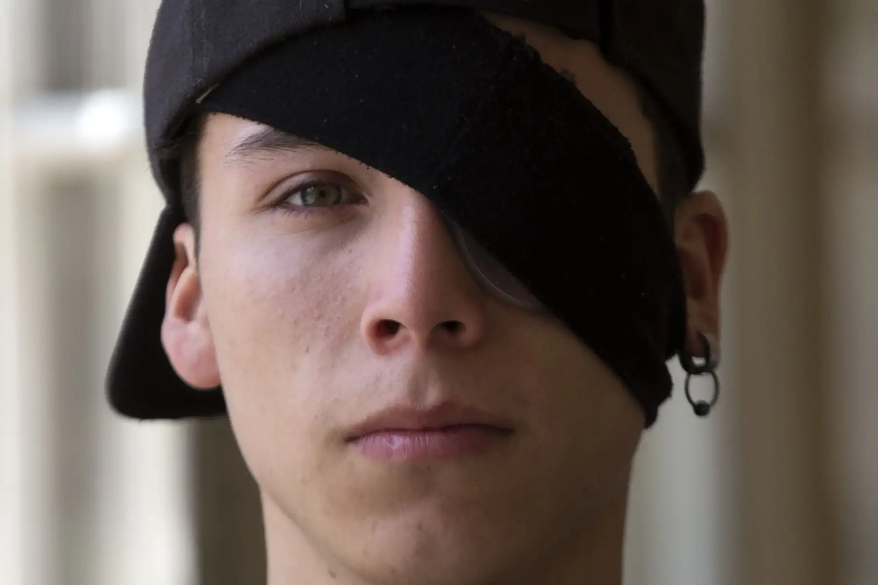 El estudiante chileno Carlos Vivanco, de 18 años, que resultó herido en el ojo debido a la violencia policial mientras protestaba, posa en un hospital de Santiago.
Foto: AFP