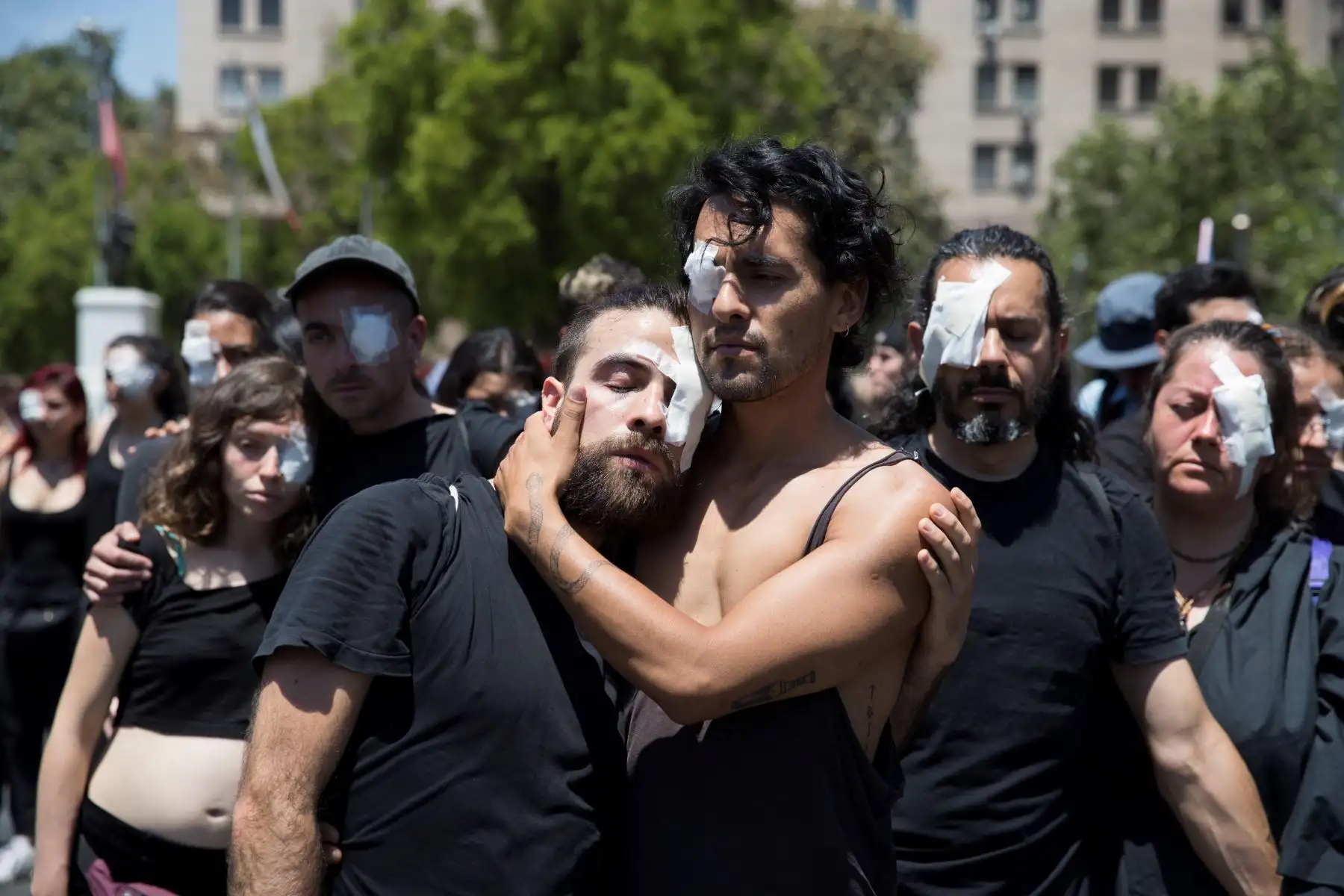 Manifestantes representan a las decenas de personas que han recibido disparos en sus ojos por parte de las fuerzas policiales.
Foto: EFE