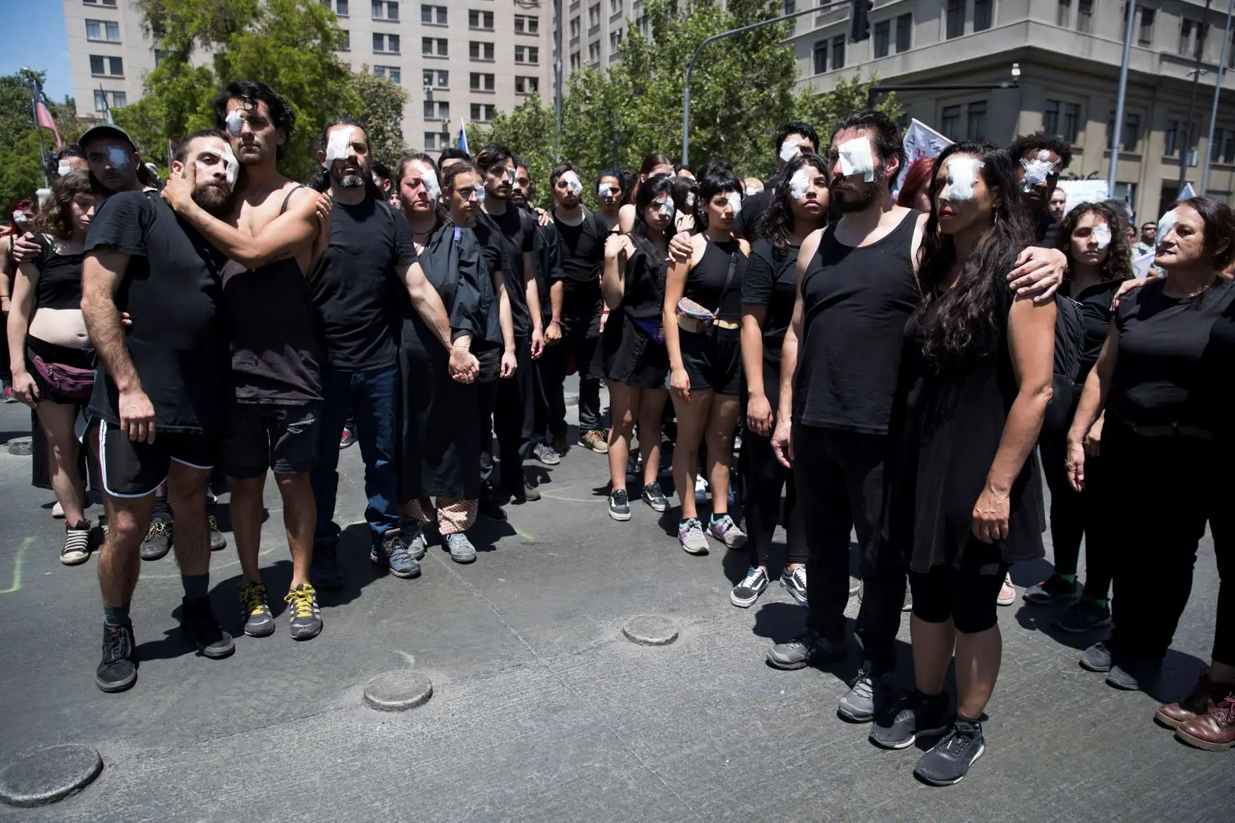 Manifestantes representan a las decenas de personas que han recibido disparos en sus ojos por parte de las fuerzas policiales.
Foto: EFE