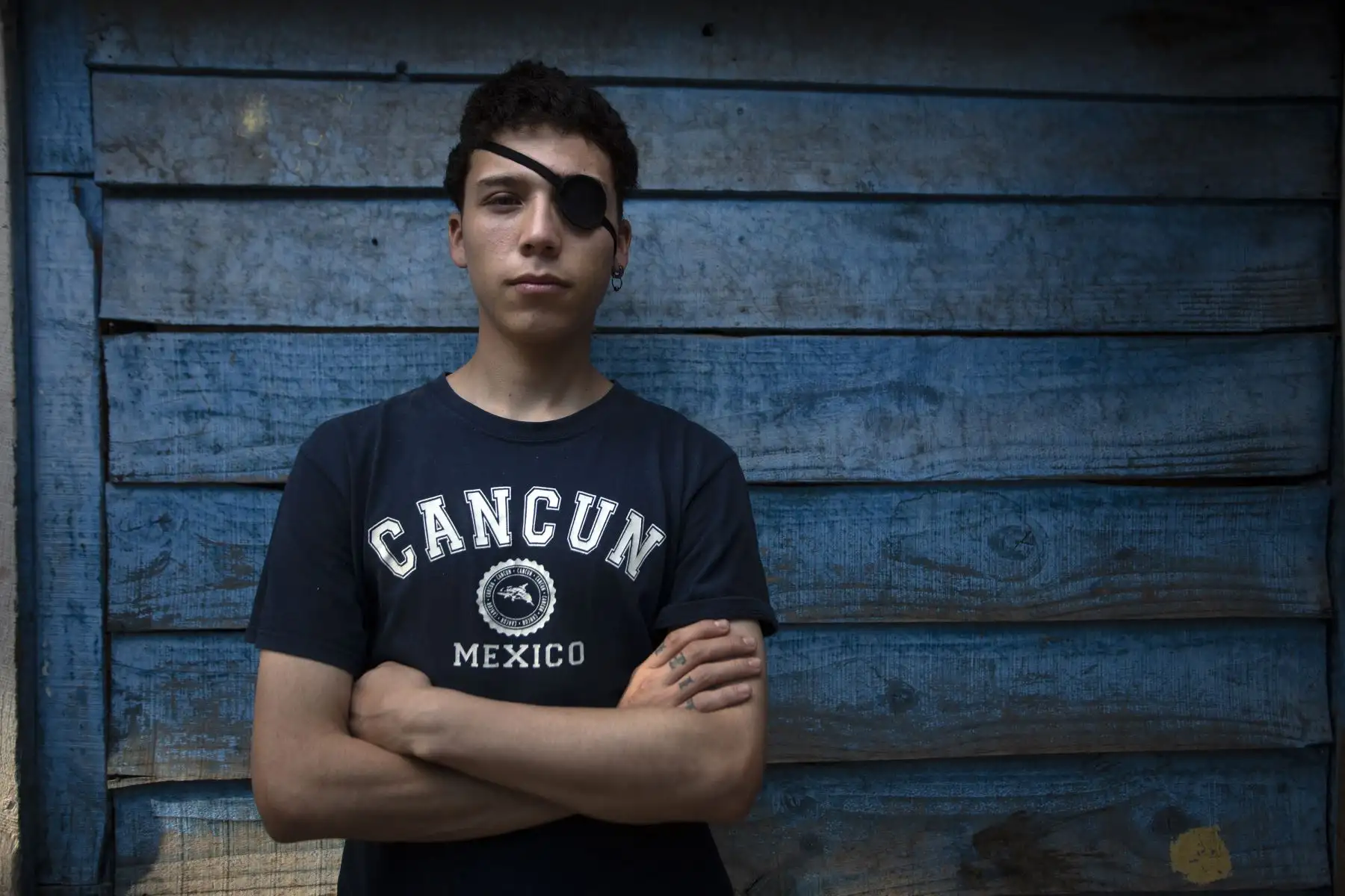 El estudiante chileno Carlos Vivanco, de 18 años, que resultó herido en el ojo debido a la violencia policial mientras protestaba, posa para una foto en su casa en Santiago. 
Foto: AFP
