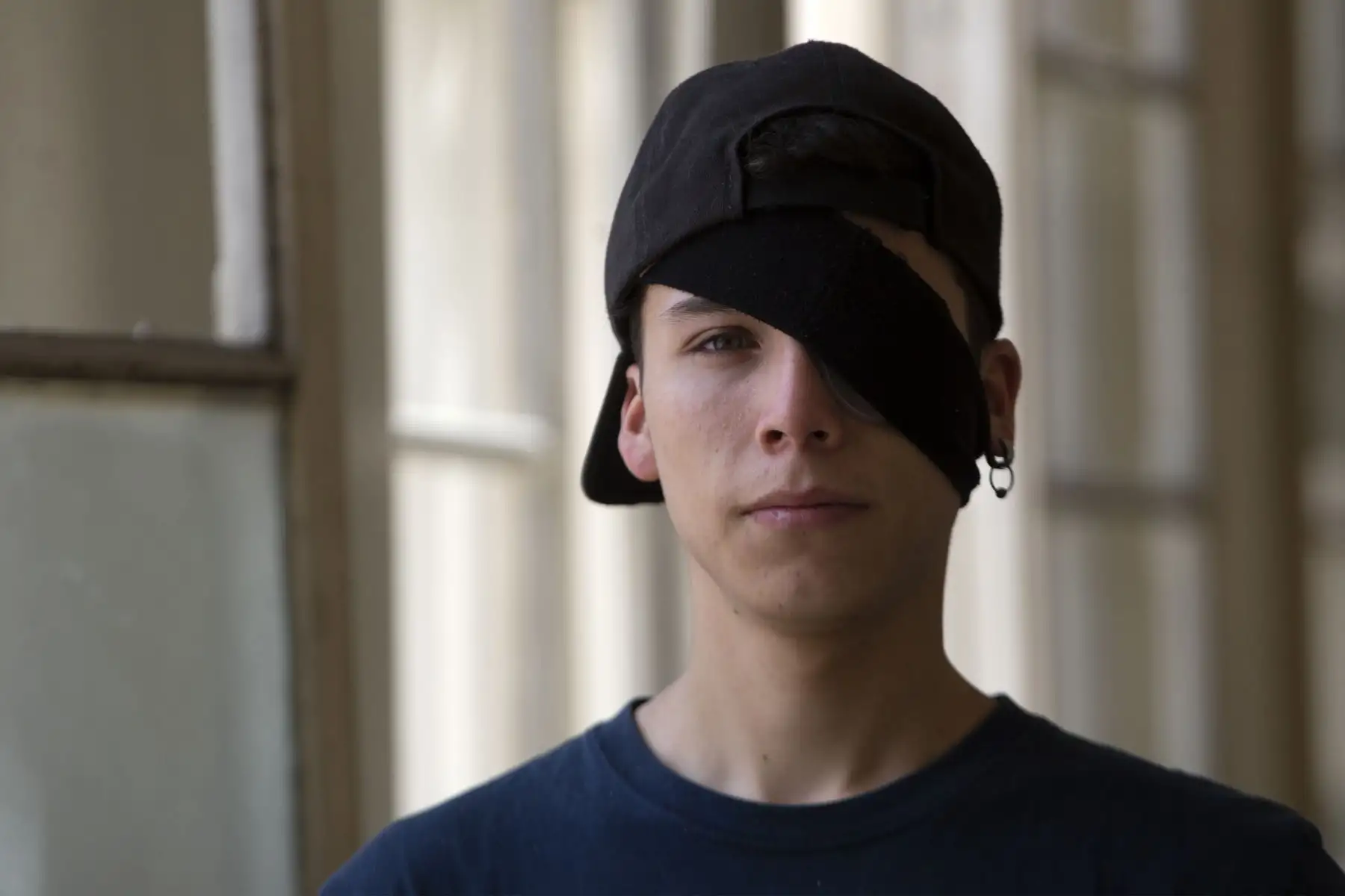 El estudiante chileno Carlos Vivanco, de 18 años, que resultó herido en el ojo debido a la violencia policial mientras protestaba, posa en un hospital de Santiago.
Foto: AFP