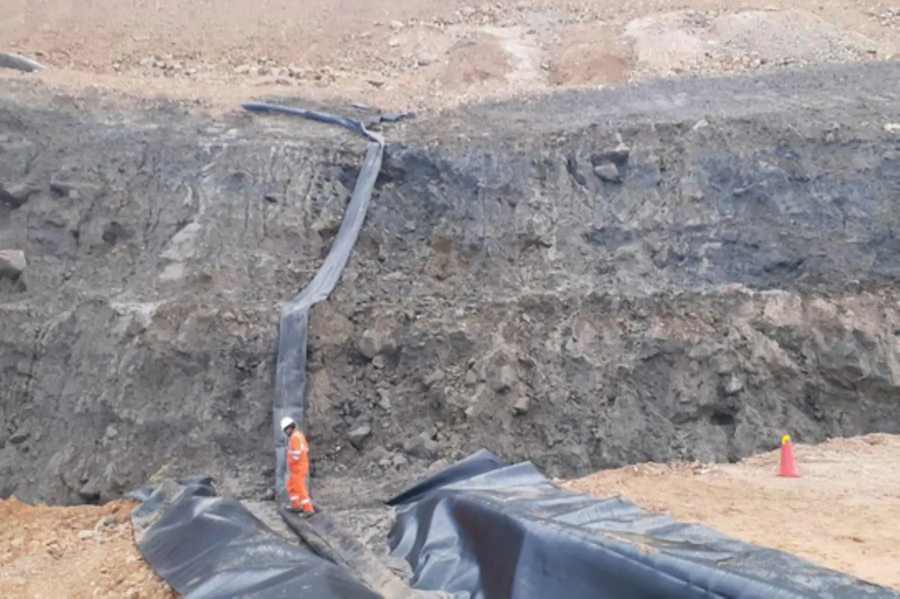 La empresa minera Anabi S.A.C. debe paralizar las actividades de acarreo y descarga de mineral en las fases 04 y 03 del pad de lixiviación de la unidad minera Utunsa.