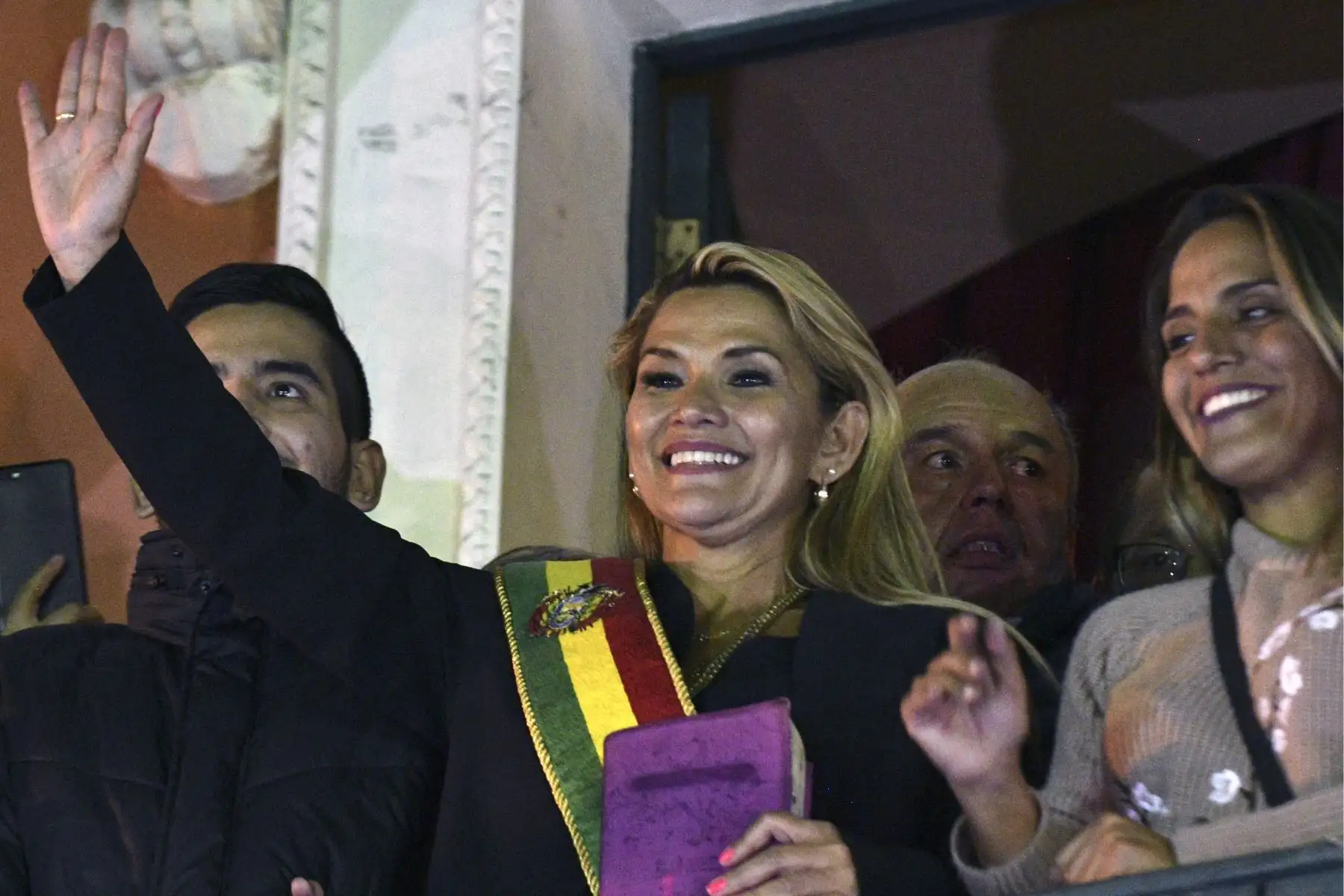 La vicepresidenta del Senado, Jeanine Anez, se proclama como el nuevo presidente interino de Bolivia. Foto: AFP