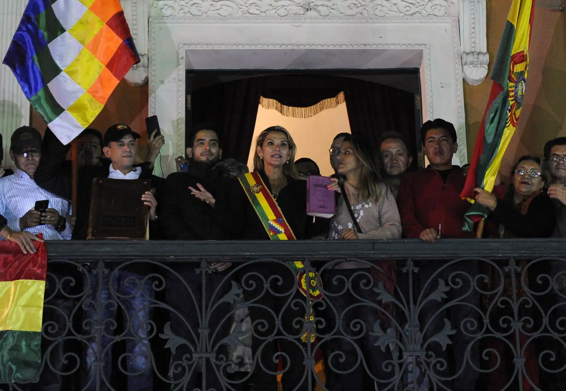 La vicepresidenta del Senado, Jeanine Anez, se proclama como el nuevo presidente interino de Bolivia. Foto: AFP