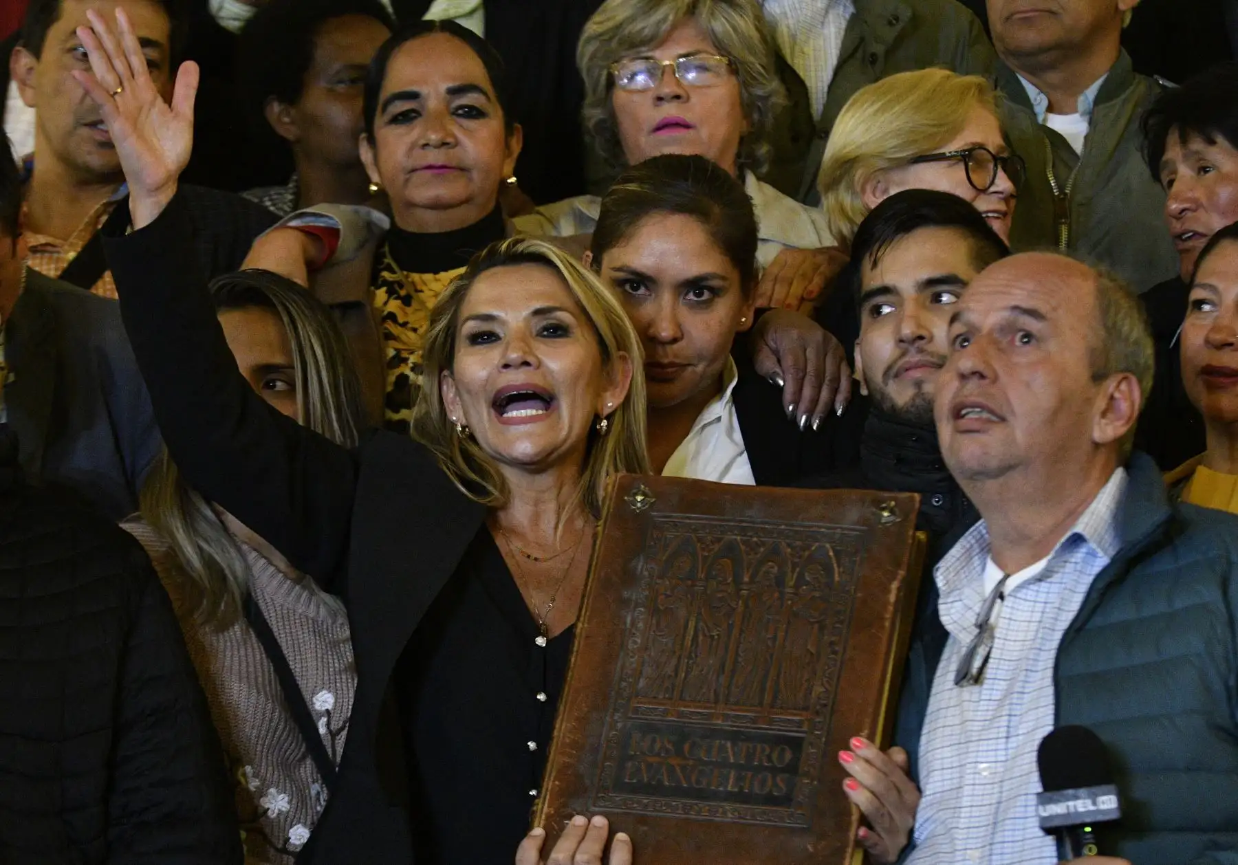 La vicepresidenta del Senado, Jeanine Anez, se proclama como el nuevo presidente interino de Bolivia. Foto: AFP