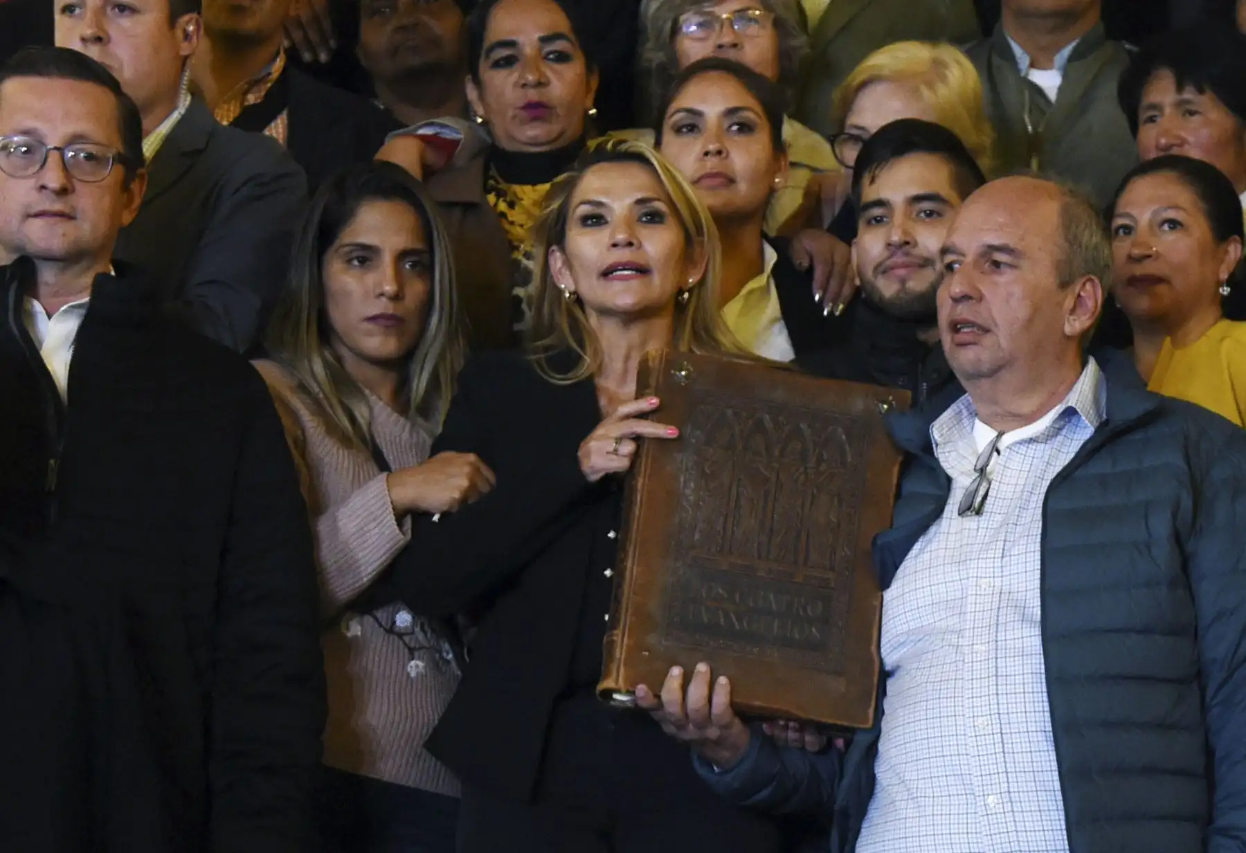 La vicepresidenta del Senado, Jeanine Anez, se proclama como el nuevo presidente interino de Bolivia. Foto: AFP