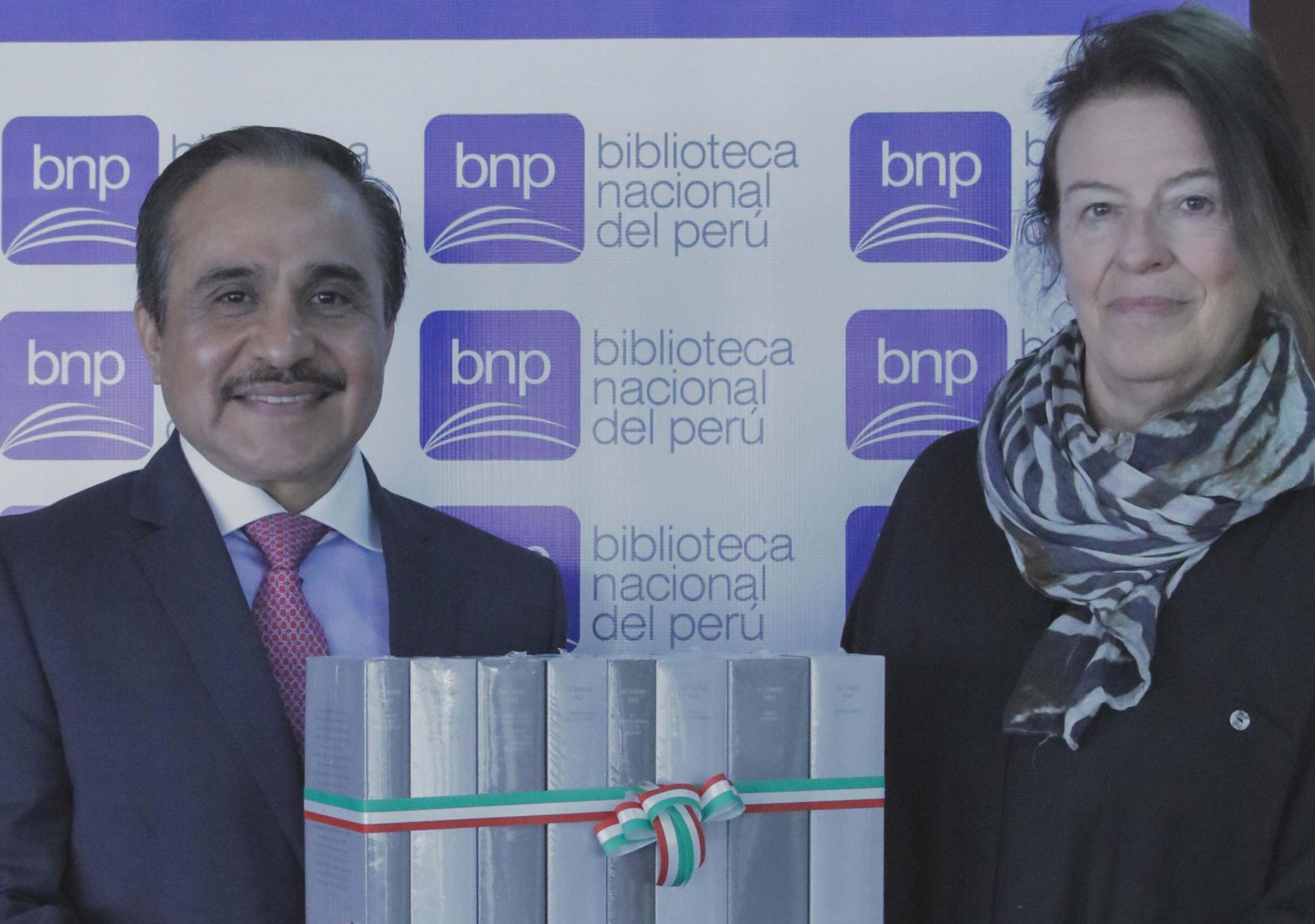 El embajador de México en el Perú, Víctor Hugo Morales Meléndez, hizo entrega de libros de colección del autor mexicano Octavio Paz a la Biblioteca Nacional del Perú.
