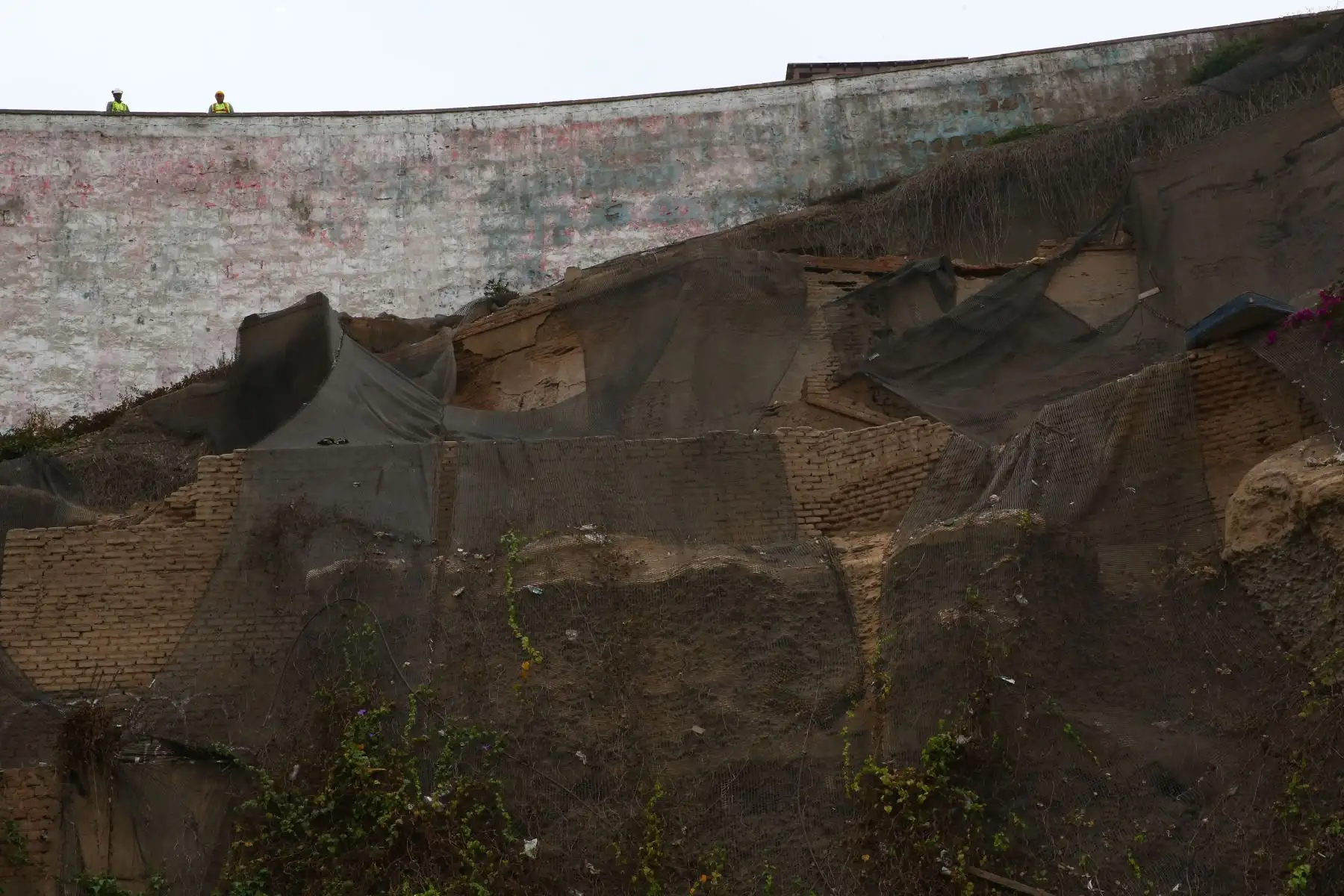 El mantenimiento de geomallas y desquinche se realiza en más de 70 puntos de la Costa Verde. Foto: ANDINA/Melina Mejía