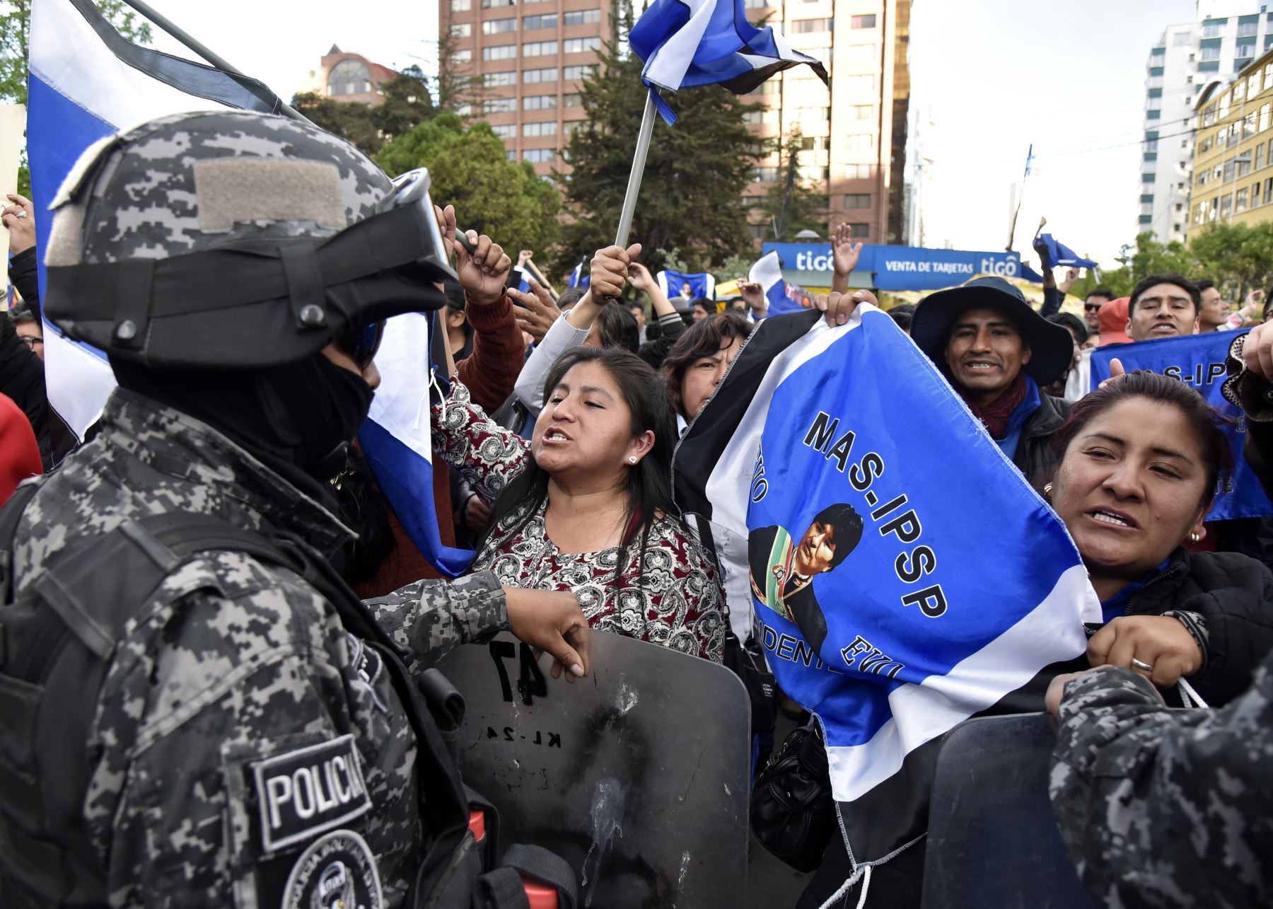 En esta imagen de archivo tomada el 21 de octubre de 2019, los partidarios del presidente y candidato de Bolivia, Evo Morales, están siendo contenidos por las fuerzas de seguridad mientras gritan consignas contra los partidarios del candidato Carlos Mesa. Foto: AFP