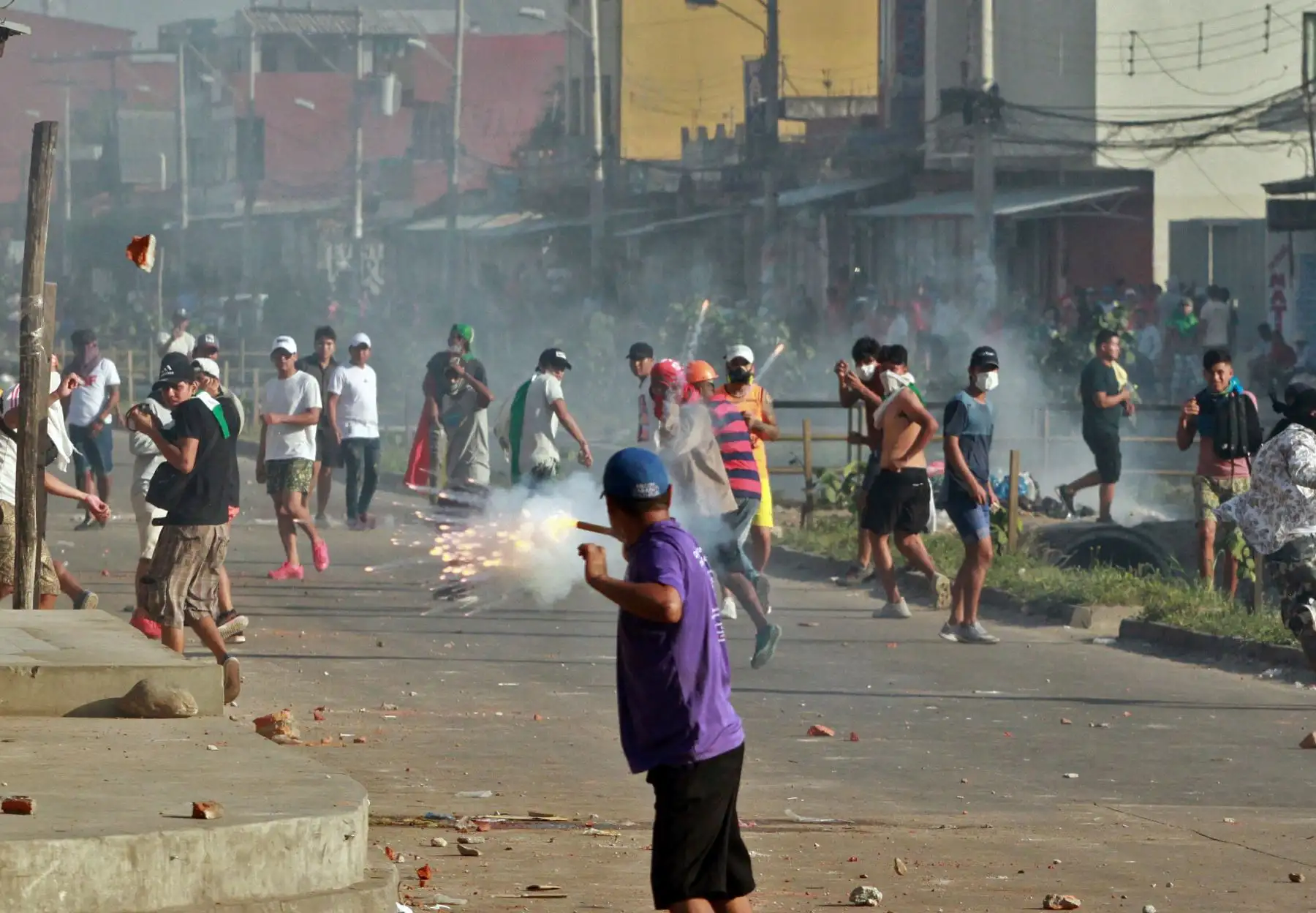 En esta imagen de archivo tomada el 23 de octubre de 2019, los partidarios del candidato de la oposición boliviana Carlos Mesa y del presidente Evo Morales se enfrentan durante una manifestación sobre los resultados de las encuestas en disputa, en Santa Cruz, Bolivia. Foto: AFP