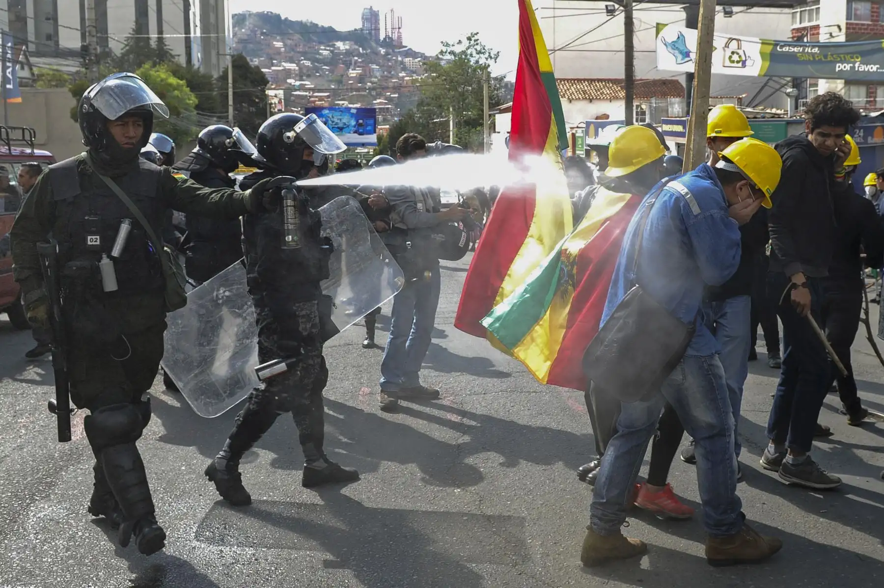 En esta foto de archivo tomada el 4 de noviembre de 2019, la policía antidisturbios dispara gases lacrimógenos para dispersar a las personas que participan en un bloqueo para protestar contra los resultados de las elecciones del 20 de octubre en La Paz. Foto: AFP