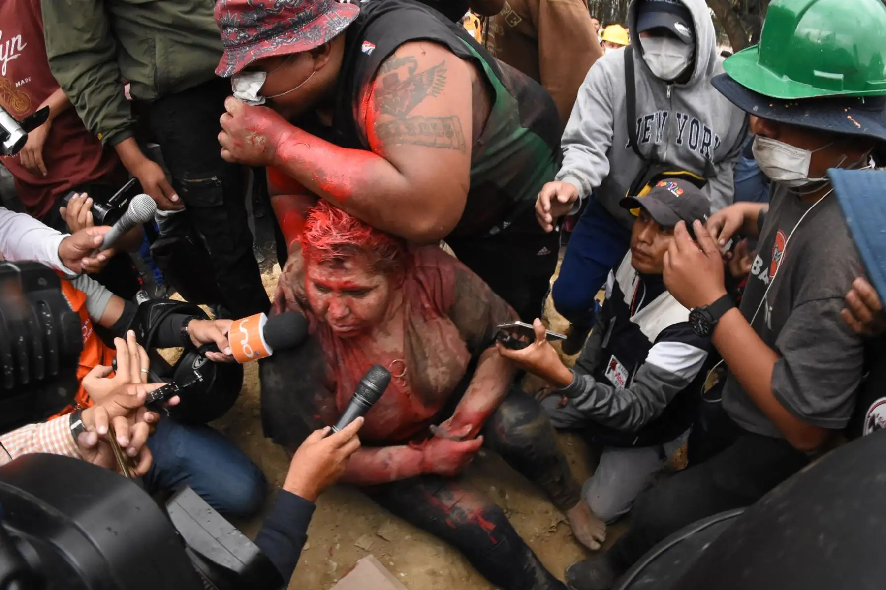 En esta foto de archivo tomada el 6 de noviembre de 2019, una grupo de opositores incendió la alcaldía de la ciudad boliviana de Vinto, en Cochabamba y agredió a la alcaldesa oficialista Patricia Arce. Foto: AFP