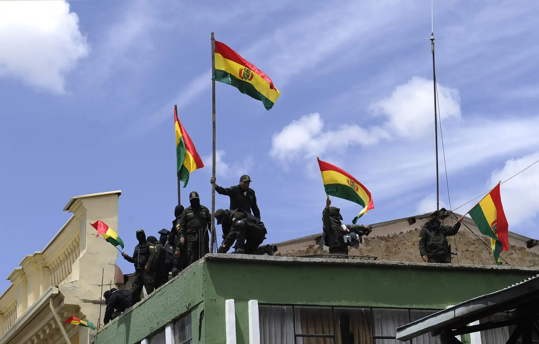 En esta foto de archivo tomada el 9 de noviembre de 2019, las fuerzas de la Unidad Táctica de Operaciones Especiales de la Policía (UTOP) muestran banderas bolivianas después de anunciar que se unirían a una rebelión. Foto: AFP