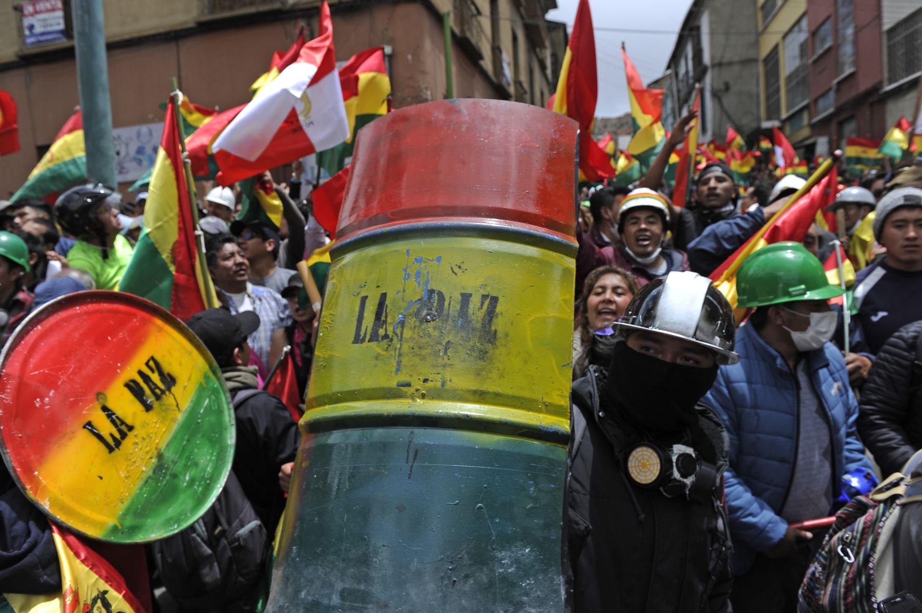 En esta imagen de archivo tomada el 9 de noviembre de 2019, los manifestantes en La Paz, apoyan a los oficiales de  Bolivia después de anunciar que se unirían a una rebelión. Foto: AFP