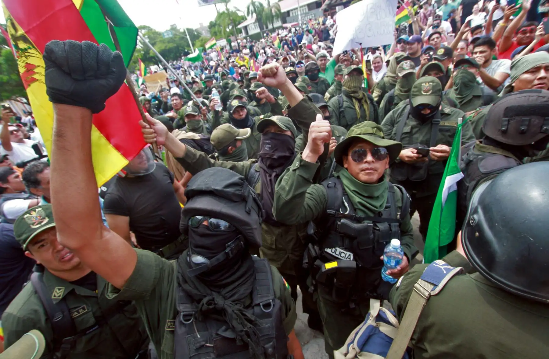 En esta imagen de archivo tomada el 9 de noviembre de 2019, los manifestantes en La Paz, apoyan a los oficiales de  Bolivia después de anunciar que se unirían a una rebelión. Foto: AFP