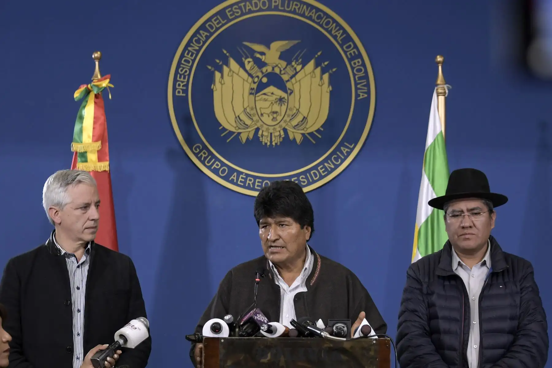En esta imagen de archivo tomada el 9 de noviembre de 2019, publicada por la Presidencia boliviana, el presidente boliviano Evo Morales habla durante una conferencia de prensa junto a su vicepresidente Álvaro García Linera (L) y su canciller Diego Pary en El Alto. Foto: AFP