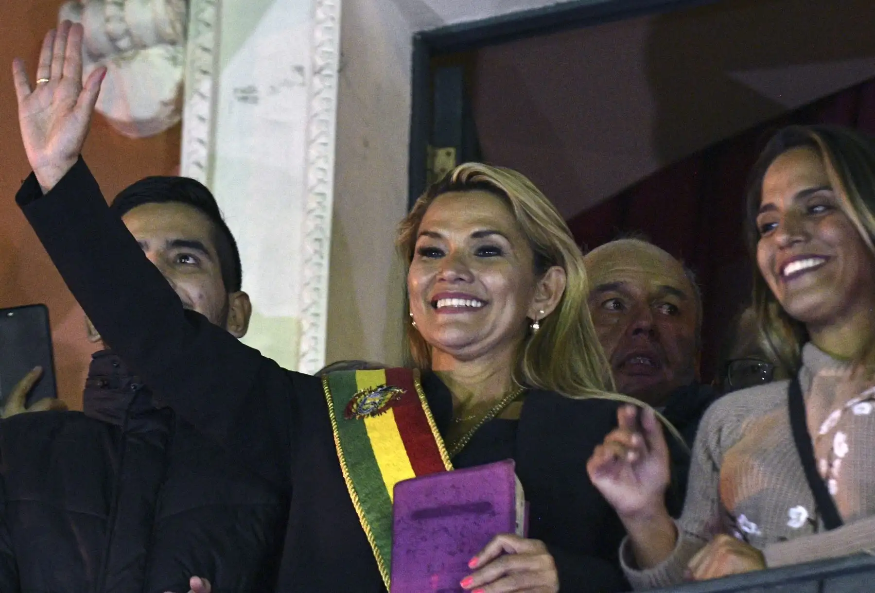 La vicepresidenta del Senado, Jeanine Anez, saluda desde el balcón del Palacio de Quemado en La Paz después de proclamarse como la nueva presidenta de Bolivia. Foto: AFP