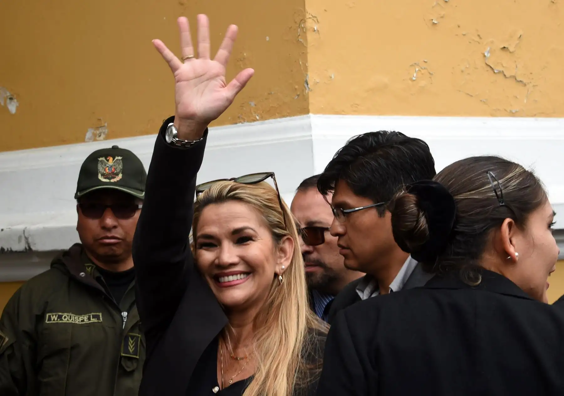La vicepresidenta del Senado de Bolivia, Jeanine Anez, saluda cuando llega al edificio del Congreso en La Paz. Foto: AFP