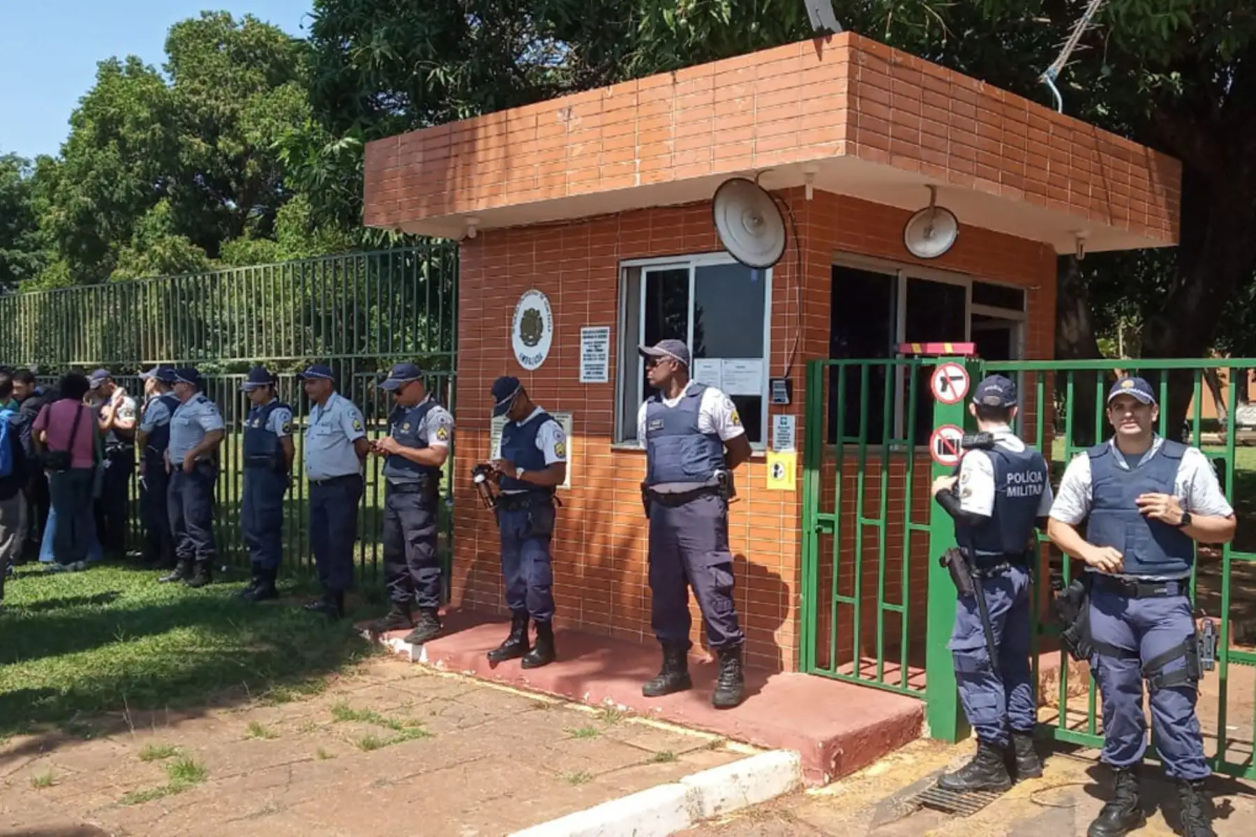 La policía militar patrulla los alrededores de la embajada de Venezuela en Brasilia, Brasil, mientras que los leales al presidente Nicolás Maduro y al líder de la oposición venezolana Juan Guaidó se enfrentan dentro de la embajada del país. Foto: AFP