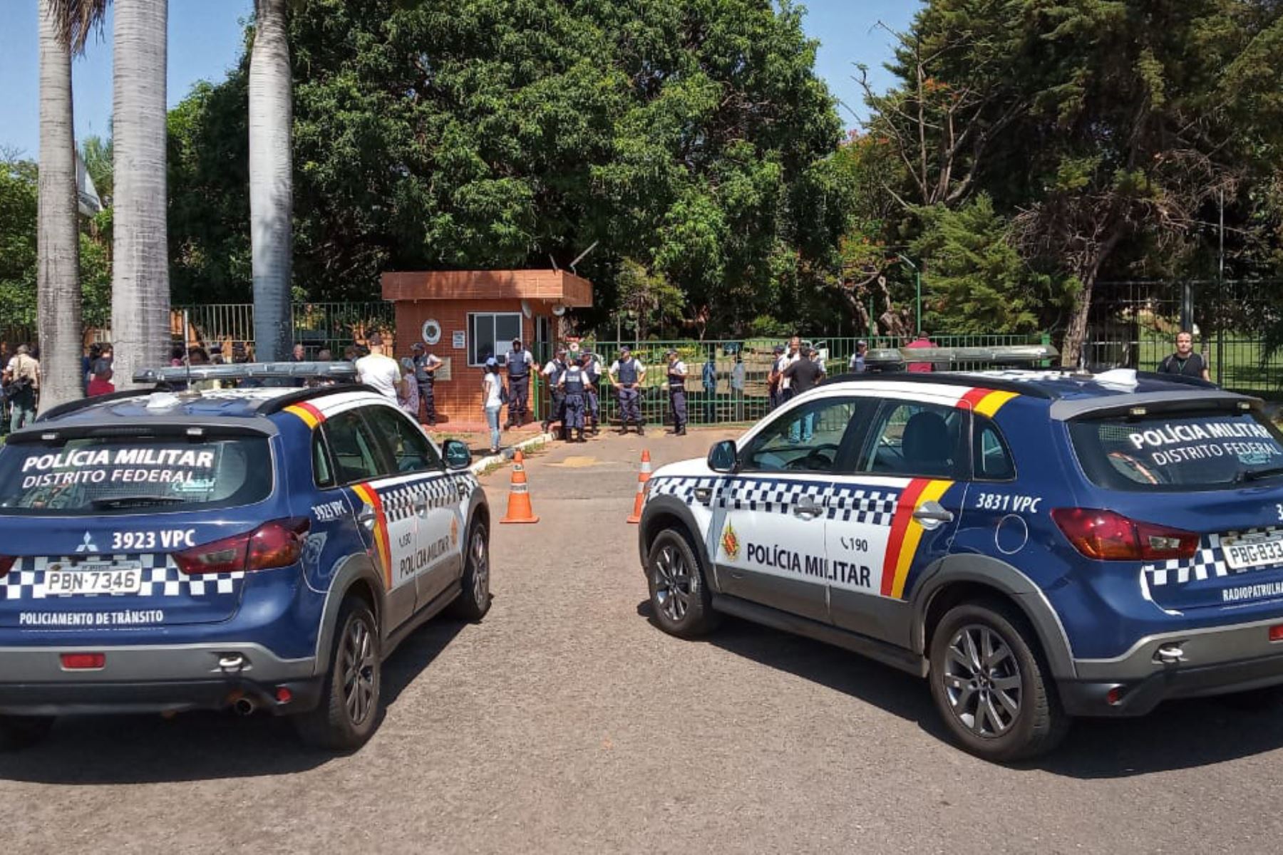 La policía militar patrulla los alrededores de la embajada de Venezuela en Brasilia, Brasil, mientras que los leales al presidente Nicolás Maduro y al líder de la oposición venezolana Juan Guaidó se enfrentan dentro de la embajada del país. Foto: AFP