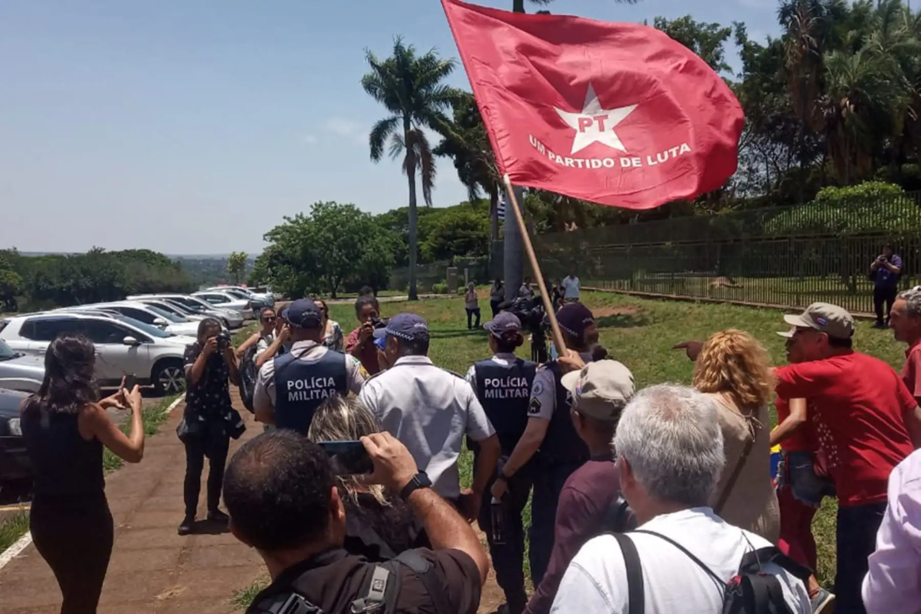 Partidarios de Guaido y Maduro discuten frente a la embajada de Venezuela en Brasilia. Foto: AFP